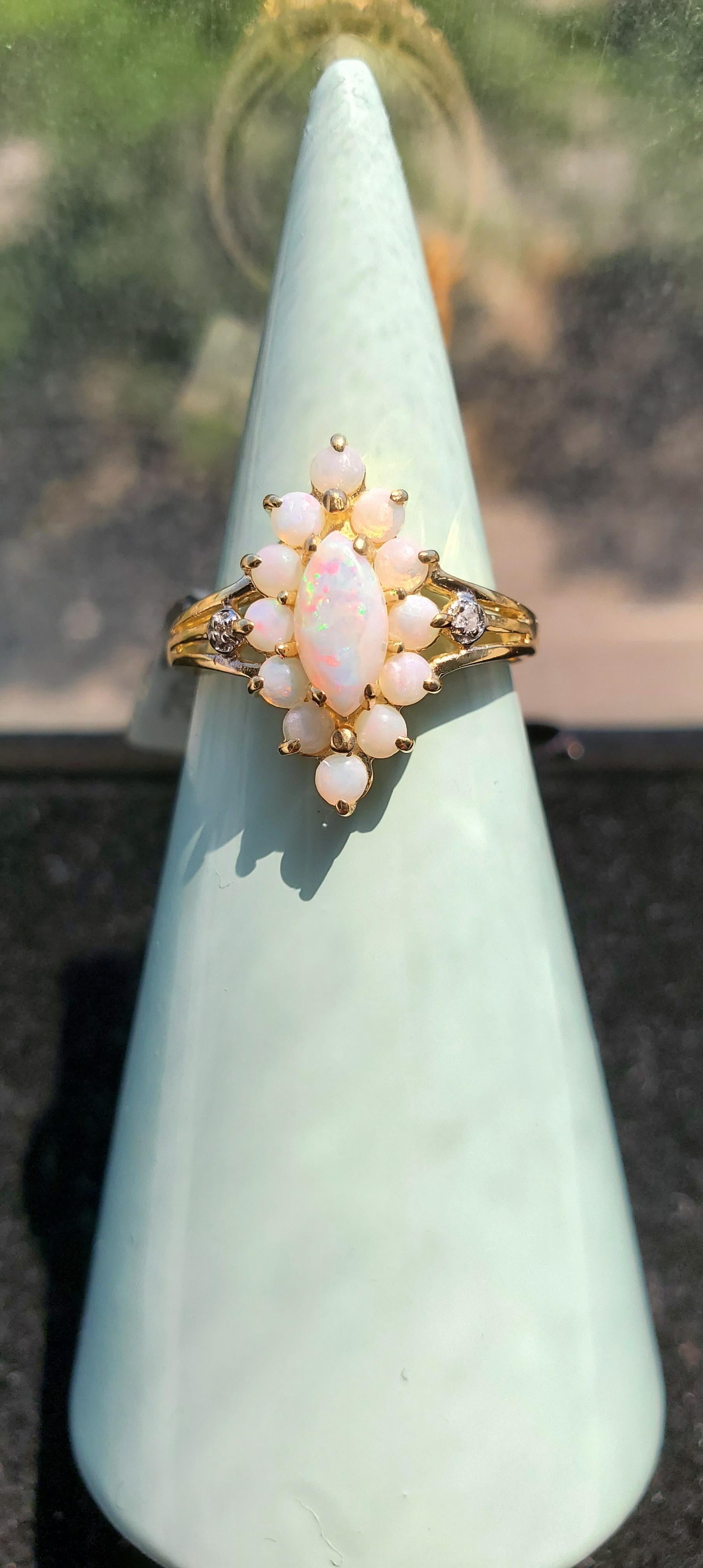 Stupendo anello Opale a grappolo in oro giallo 10k In condizioni Nuovo in vendita a Sugar Land, TX