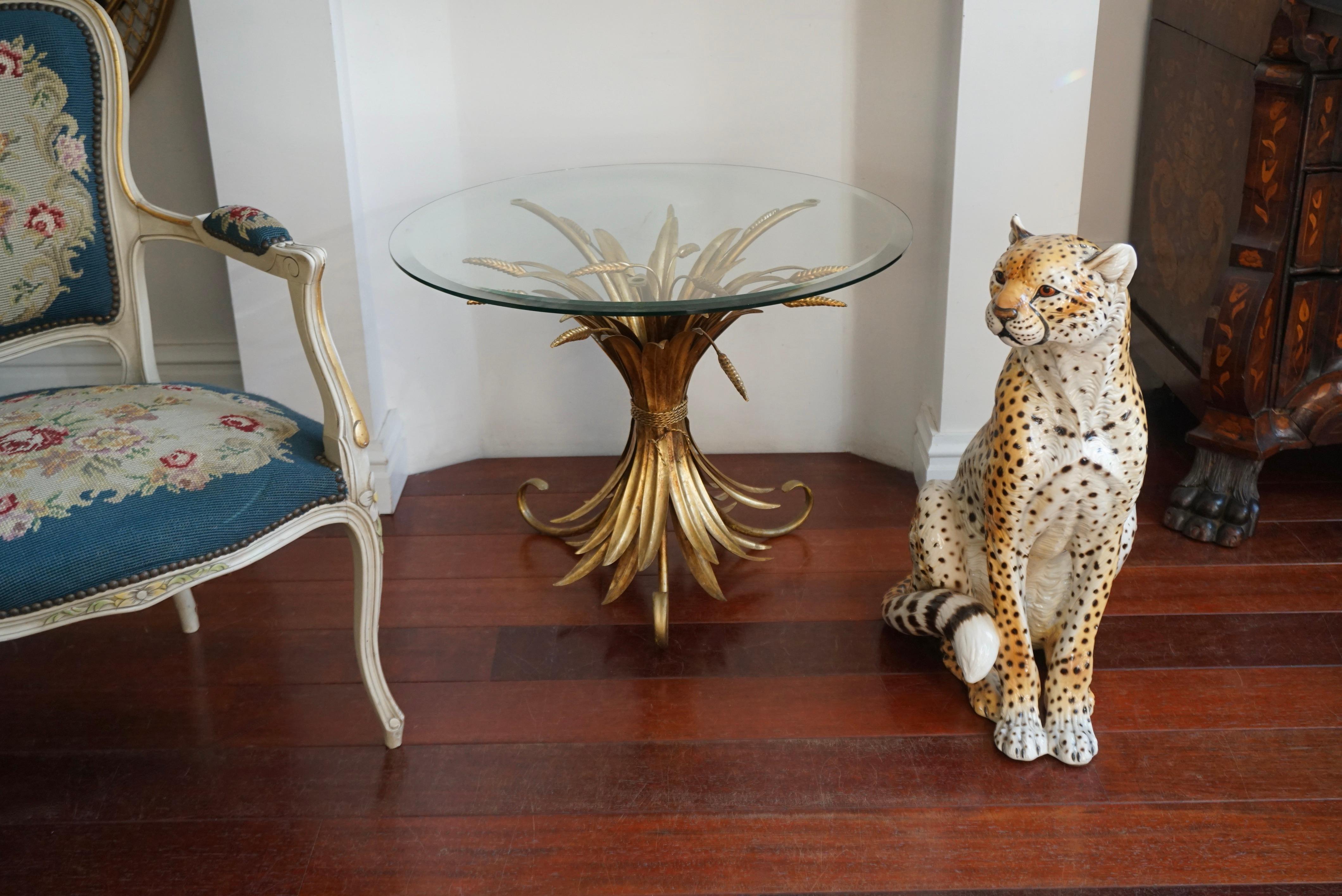 Coco Chanel Couchtisch, Frankreich, vergoldet, 1970er Jahre.

Wunderschöner skulpturaler Tisch aus vergoldetem Metall mit Weizengarbe und runder Glasplatte. Im Stil der berühmten Coco Chanel-Tische zeigt dieser originelle Vintage-Tisch hohe Garben