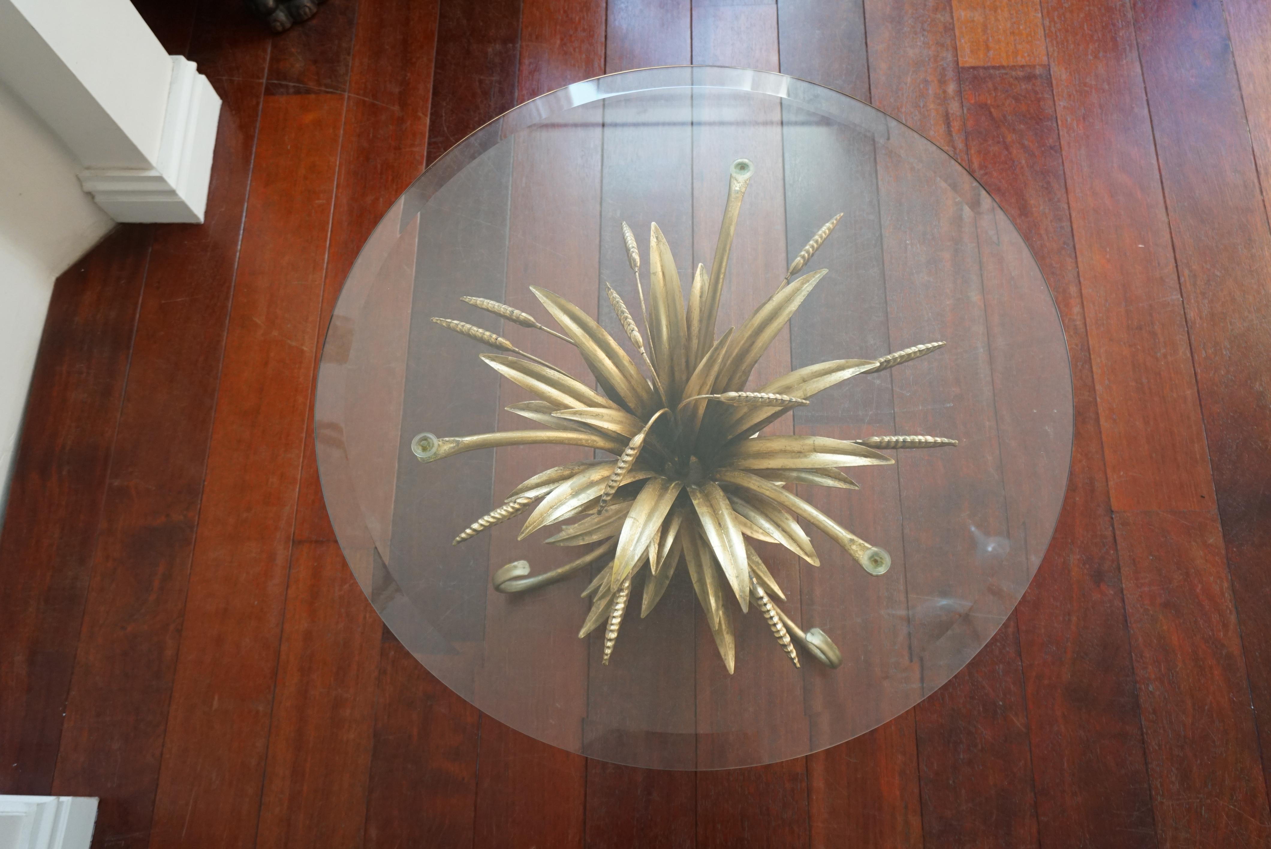 20ième siècle Superbe table d'appoint Coco Chanel dorée en forme de blé Hollywood Regency en vente