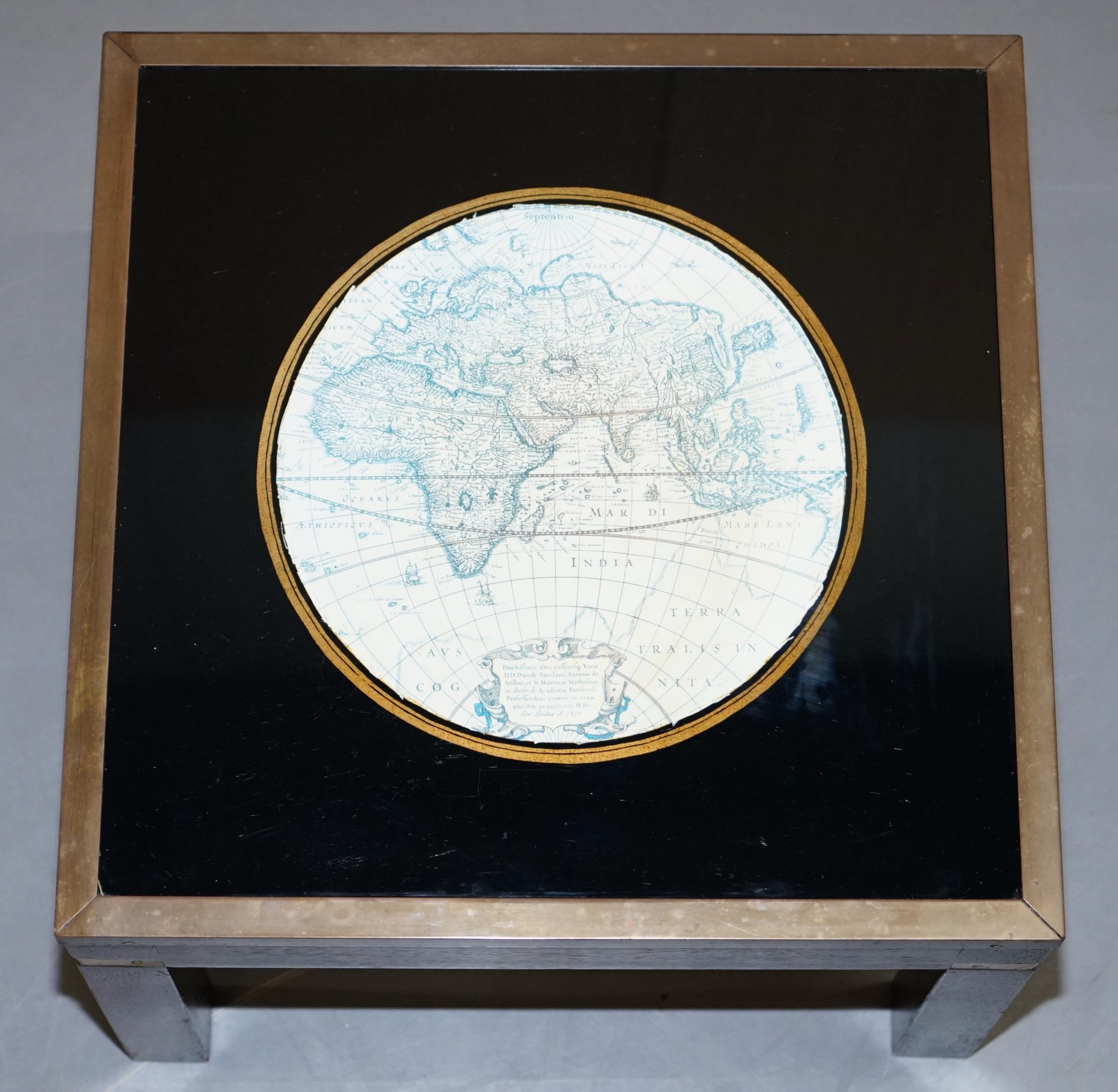 Impresionante Mesa de Centro y Auxiliar Nido de Mesas Campaña Militar con Mapas del Mundo en venta 12
