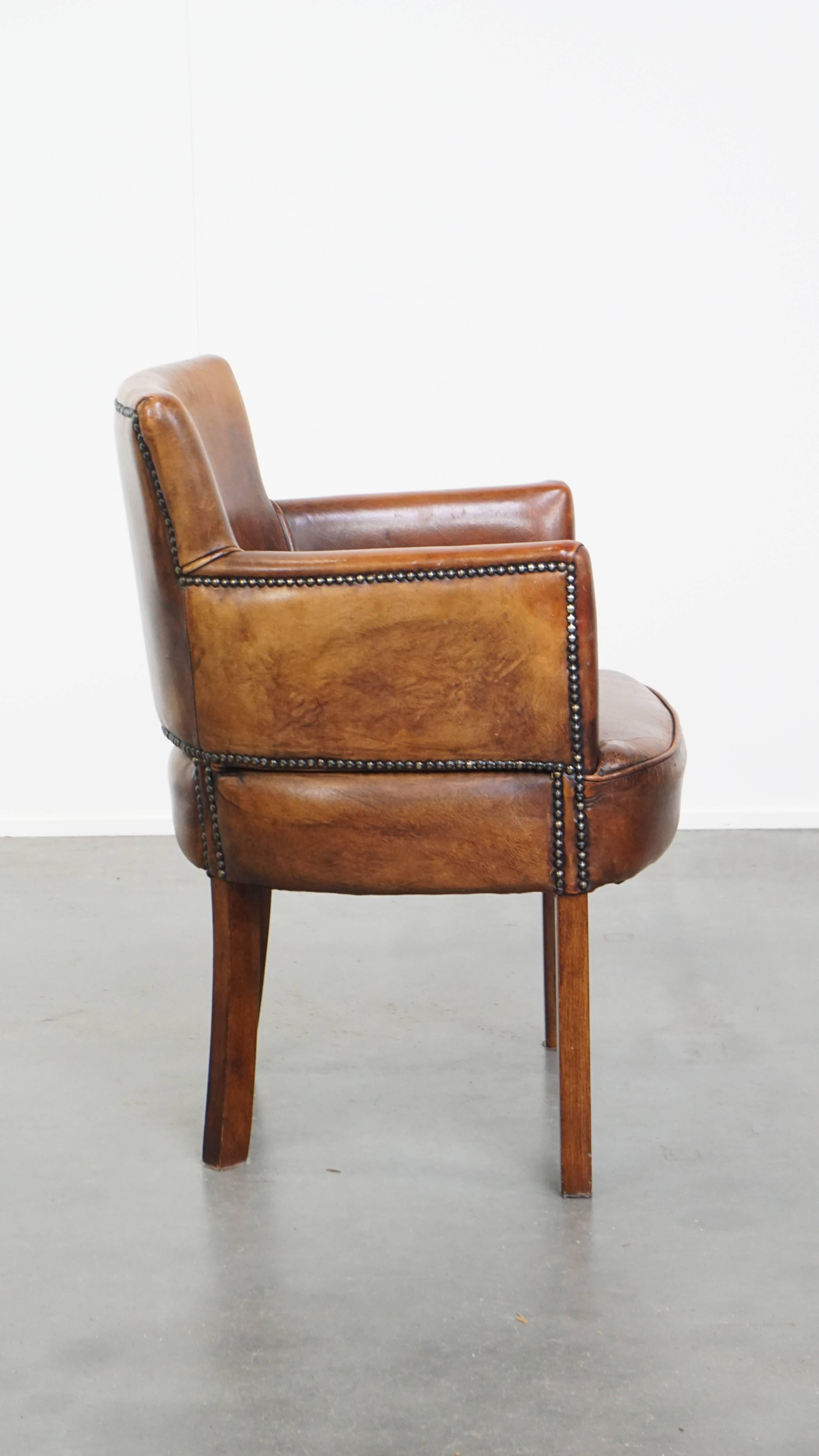 Impresionante silla de piel de oveja color coñac con reposabrazos Romano clásico en venta