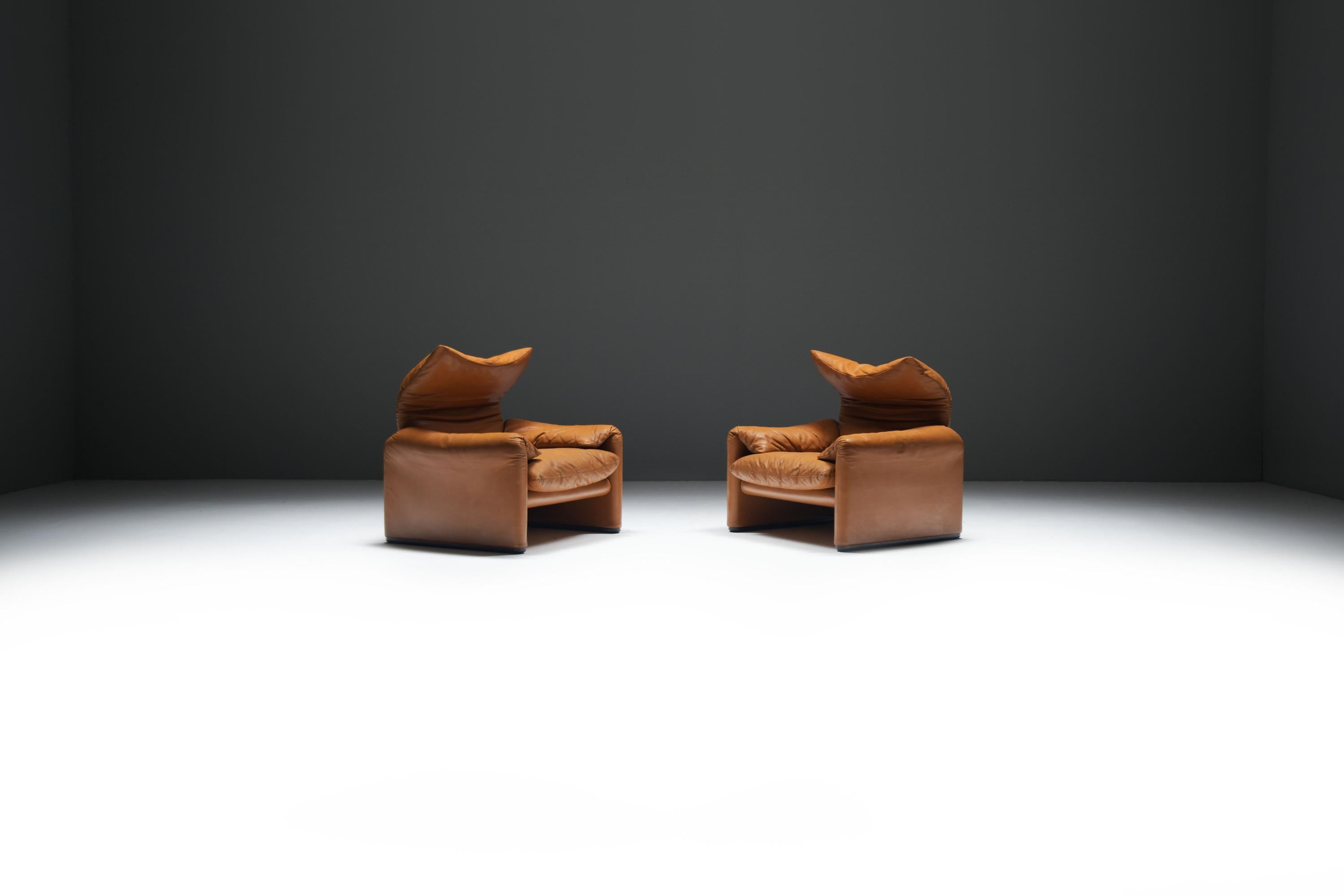Maralunga Lounge Chairs von Vico Magistretti für Cassina, 1973 - Erstausgabe
Original cognacfarbenes Leder, verstellbare Rückenlehne

Ein außergewöhnlich seltenes und ikonisches Paar Maralunga Lounge Chairs aus dem Jahr 1973, der allerersten