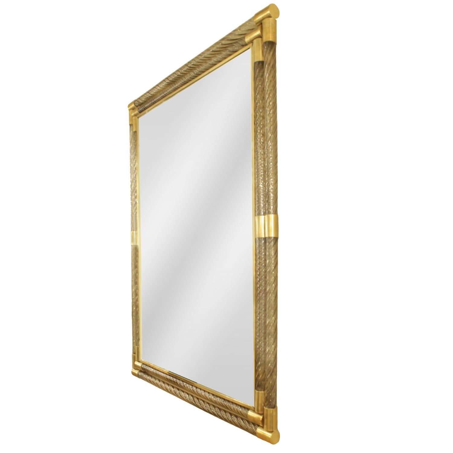 Moderne Superbe miroir à enroulement en verre de Murano et laiton gravé en vente