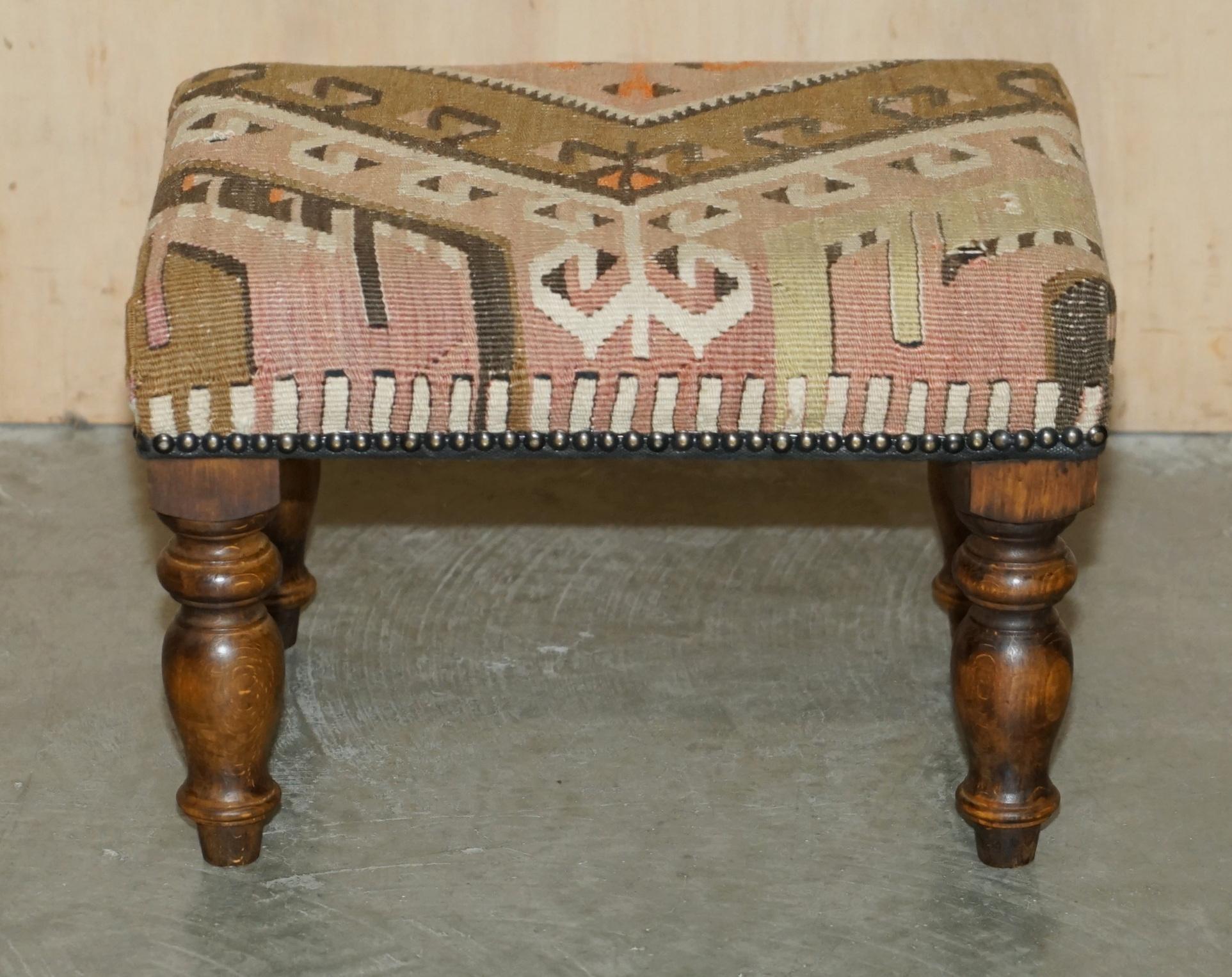 STUNNiNG & COLLECTABLE VINTAGE GEORGE SMITH CHELSEA KILIM FOOTSTOOL OTTOMAN For Sale 1