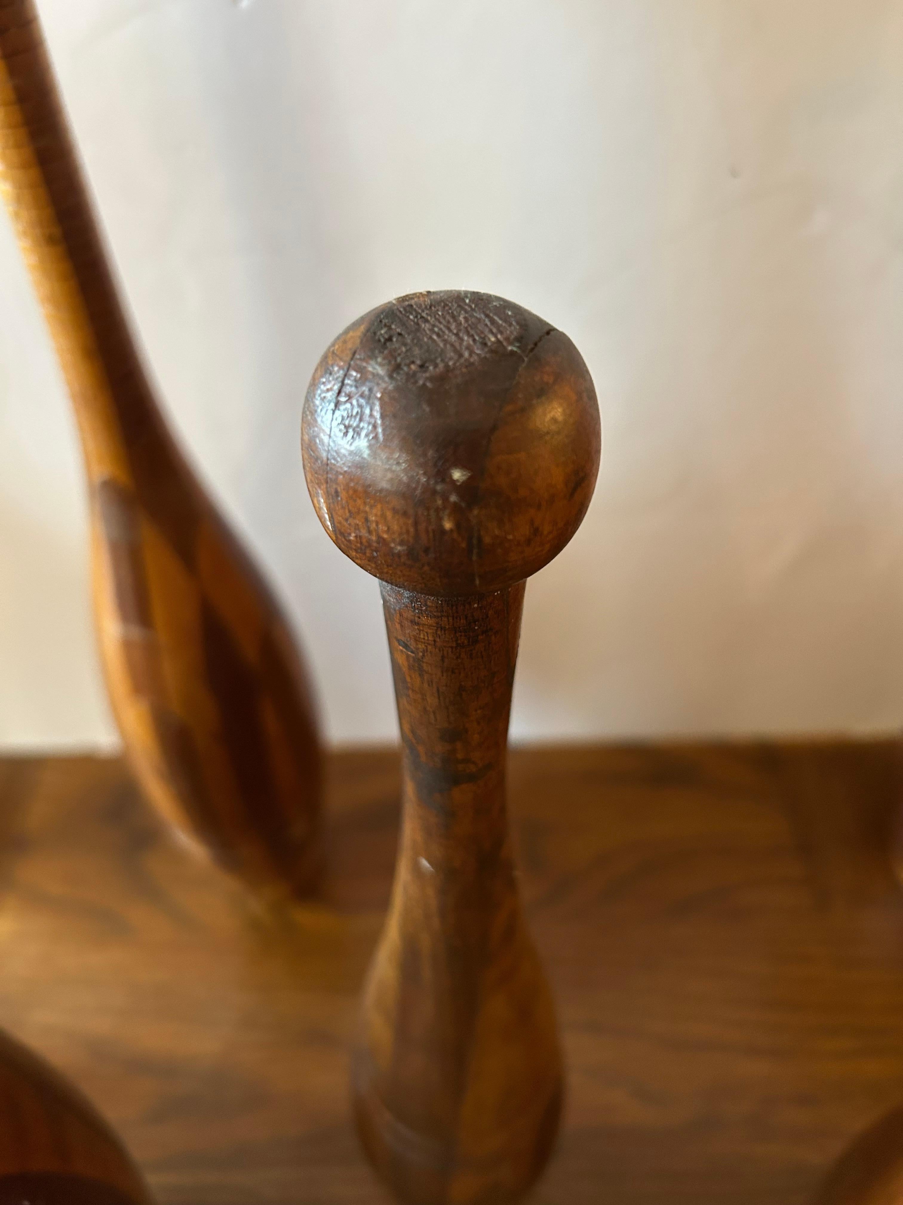 Stupefacente collezione di clave da ginnastica in legno del XIX secolo in vendita 7