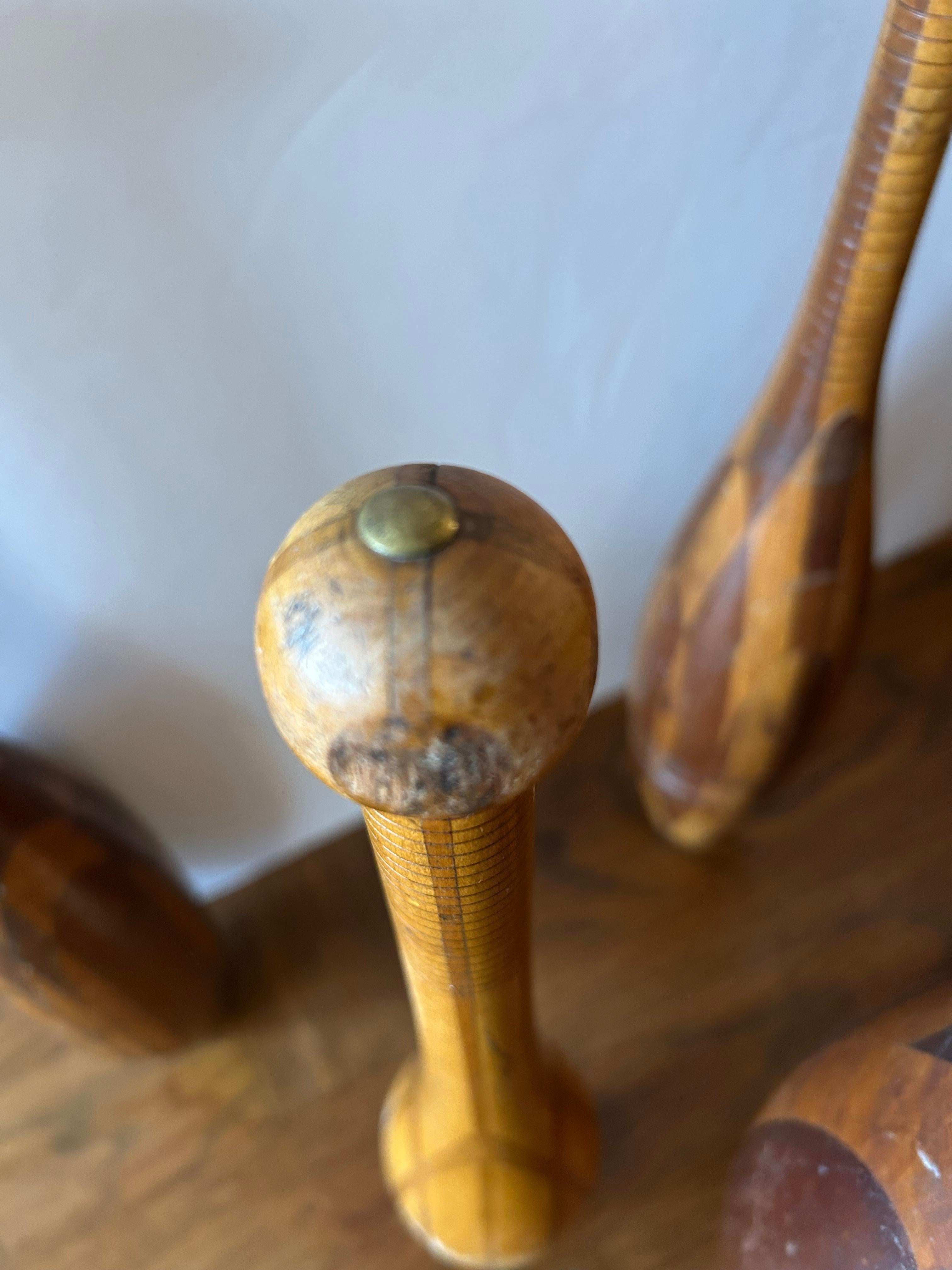 Stupefacente collezione di clave da ginnastica in legno del XIX secolo in vendita 10