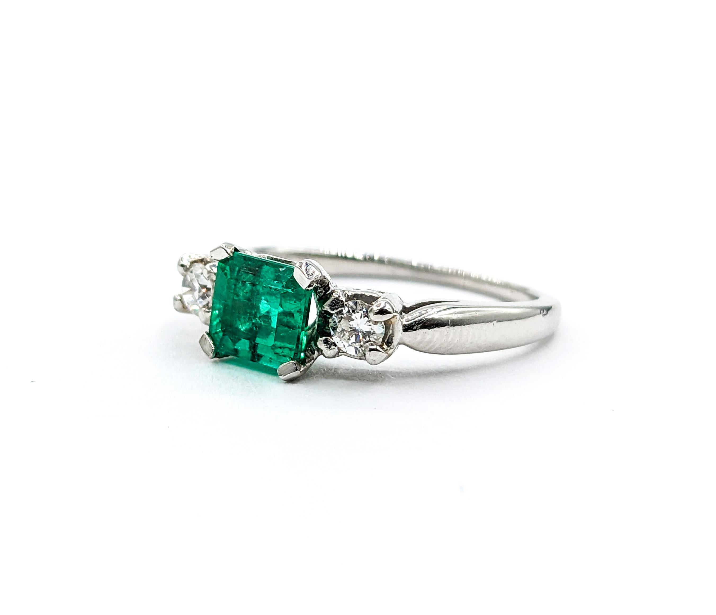 Modern Stunning Colombian Emerald & Diamond Platinum Ring For Sale