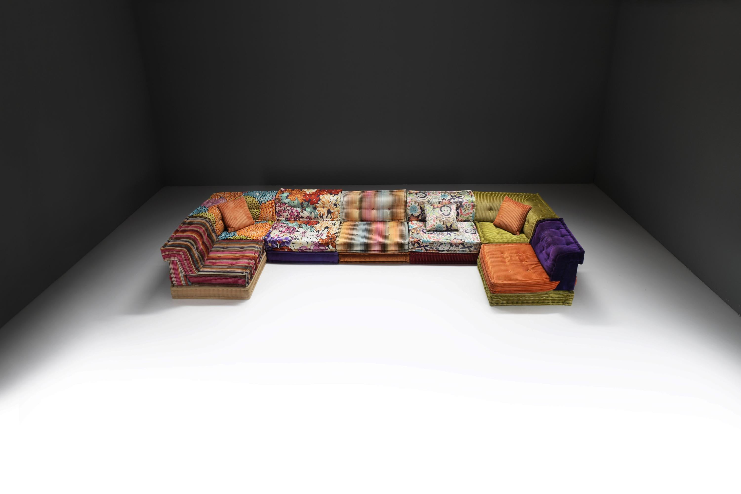 Questo grande, splendido e colorato divano Mah Jong di Hans Hopfer è un capolavoro senza tempo della collezione Roche Bobois, che incarna sia la modularità che l'espressione artistica. Progettato originariamente nel 1971, offre infinite possibilità