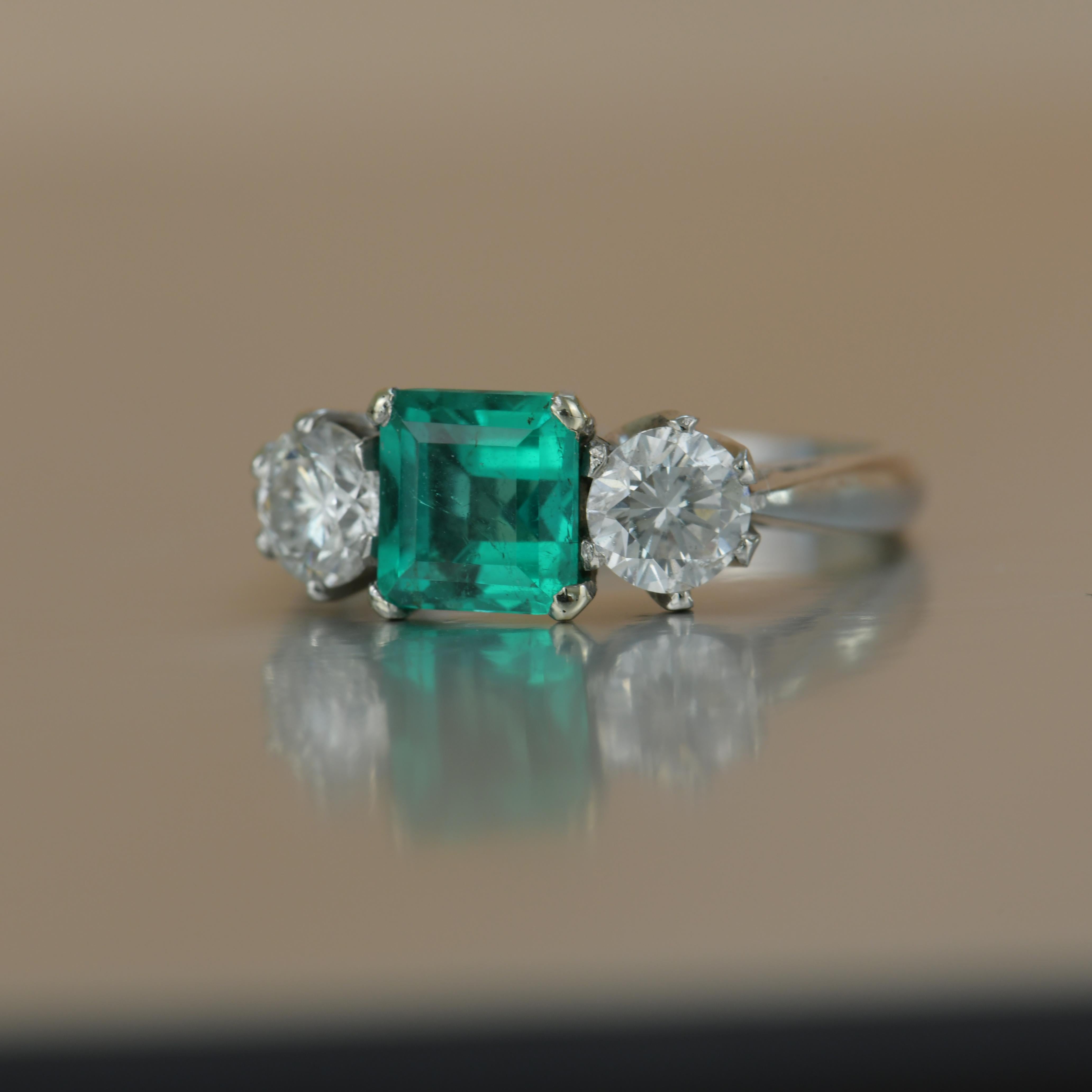 Stunning Columbia Emerald Diamond Platinum Three Stone Engagement Ring In Excellent Condition For Sale In Banbury, GB