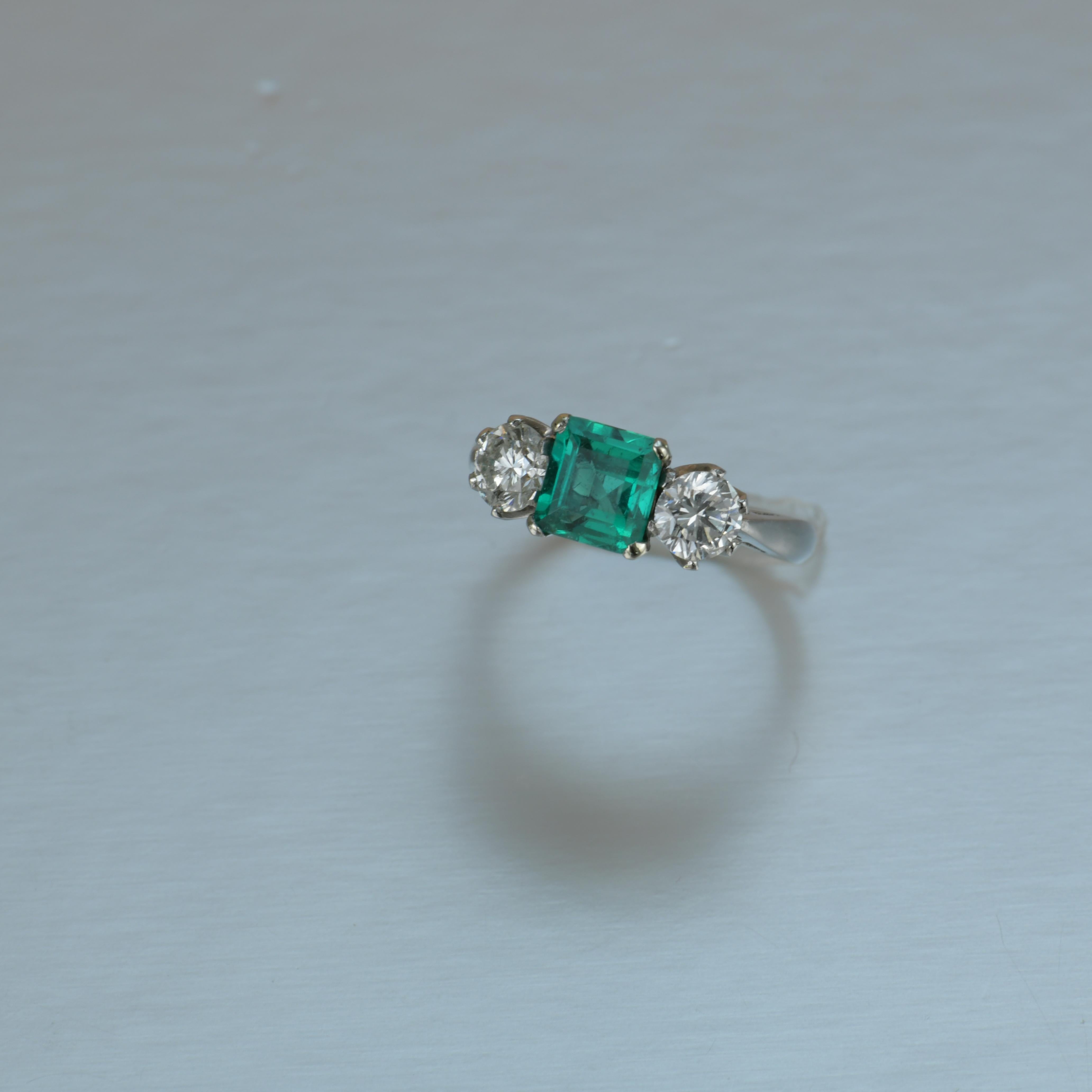 Women's or Men's Stunning Columbia Emerald Diamond Platinum Three Stone Engagement Ring For Sale