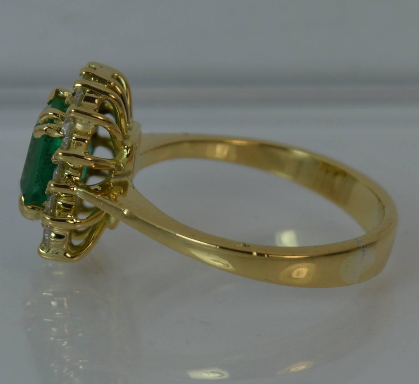 Stunning Columbian Emerald and VS1 Diamond 18 Carat Gold Ring 5