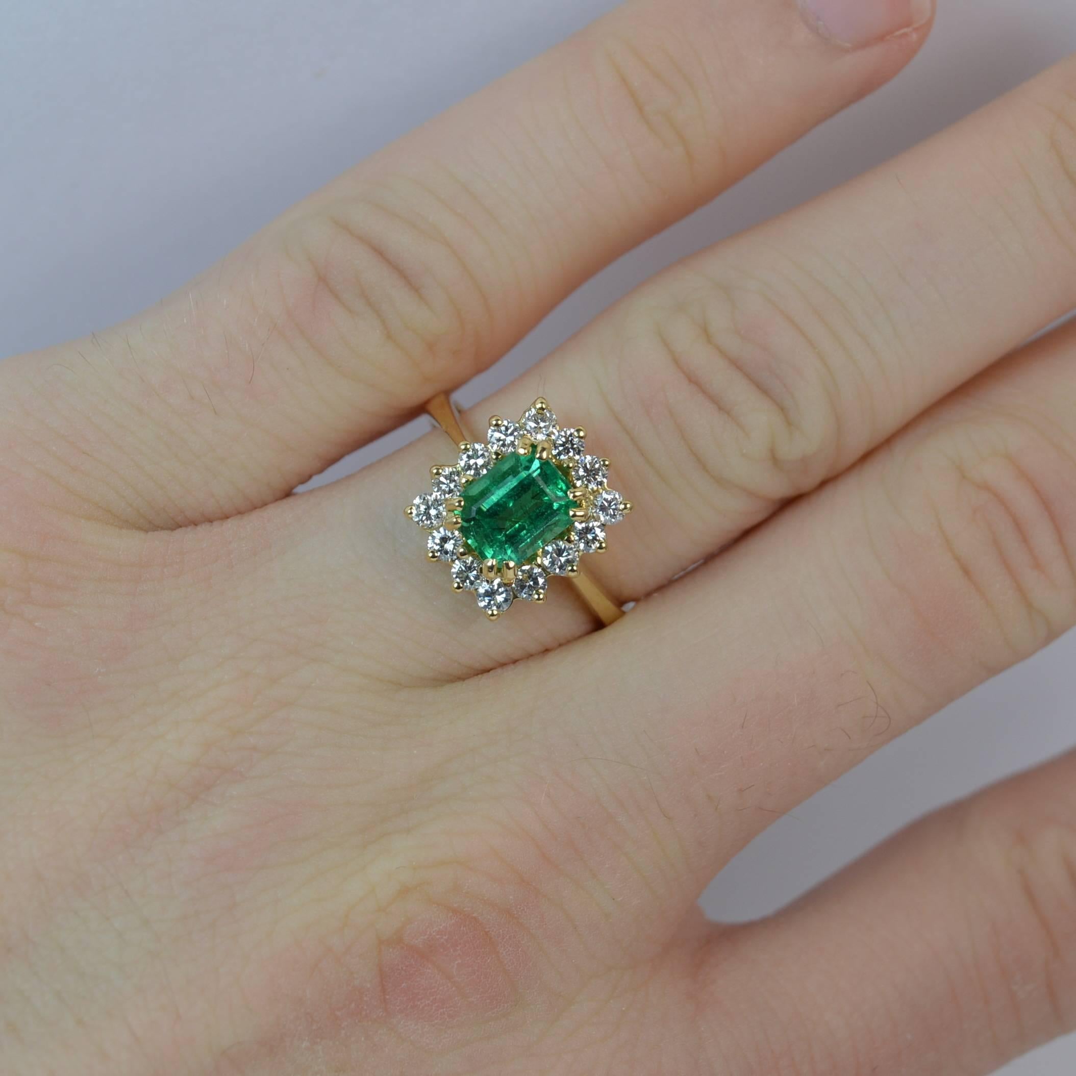 Art Deco Stunning Columbian Emerald and VS1 Diamond 18 Carat Gold Ring