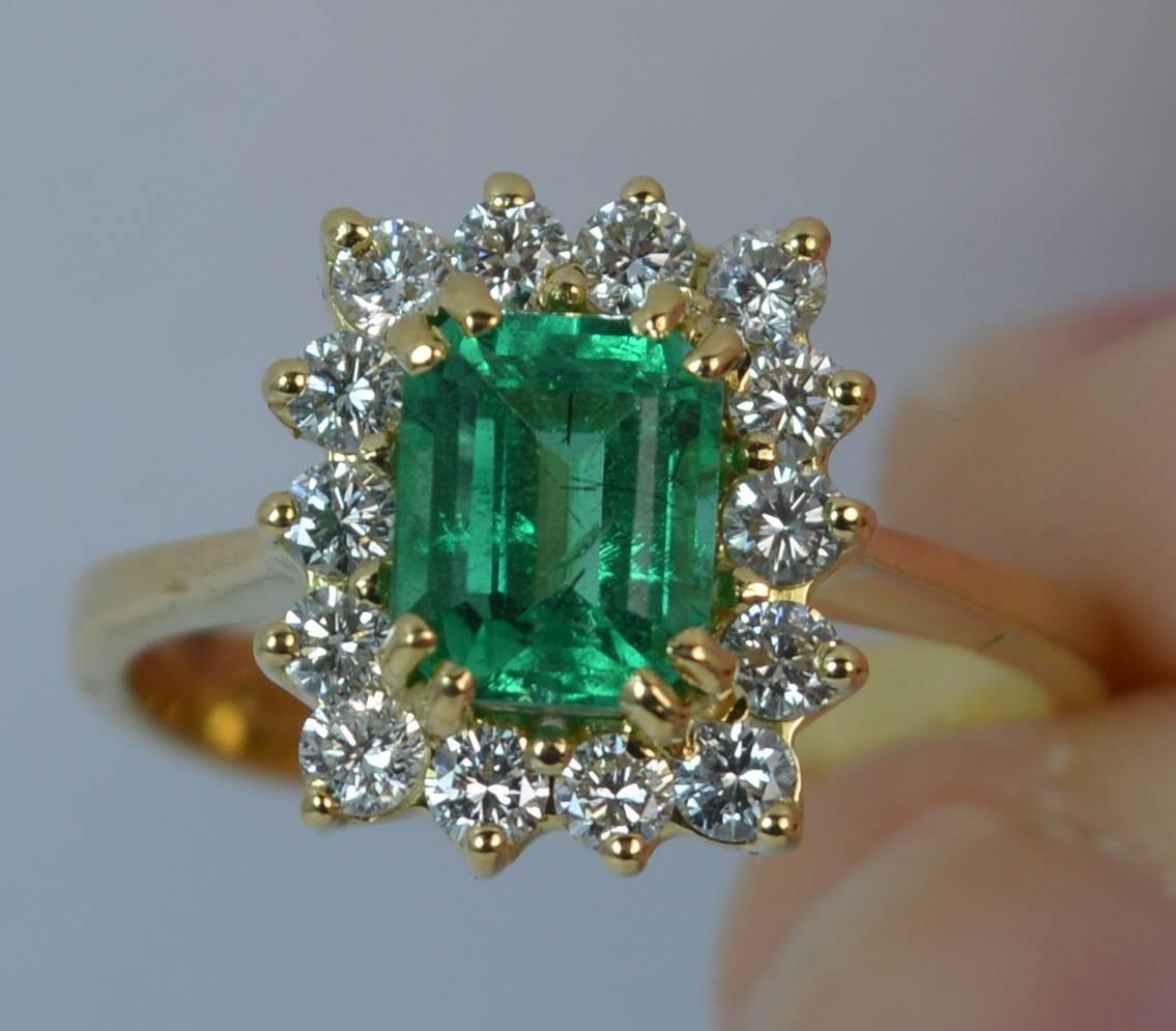 Women's Stunning Columbian Emerald and VS1 Diamond 18 Carat Gold Ring