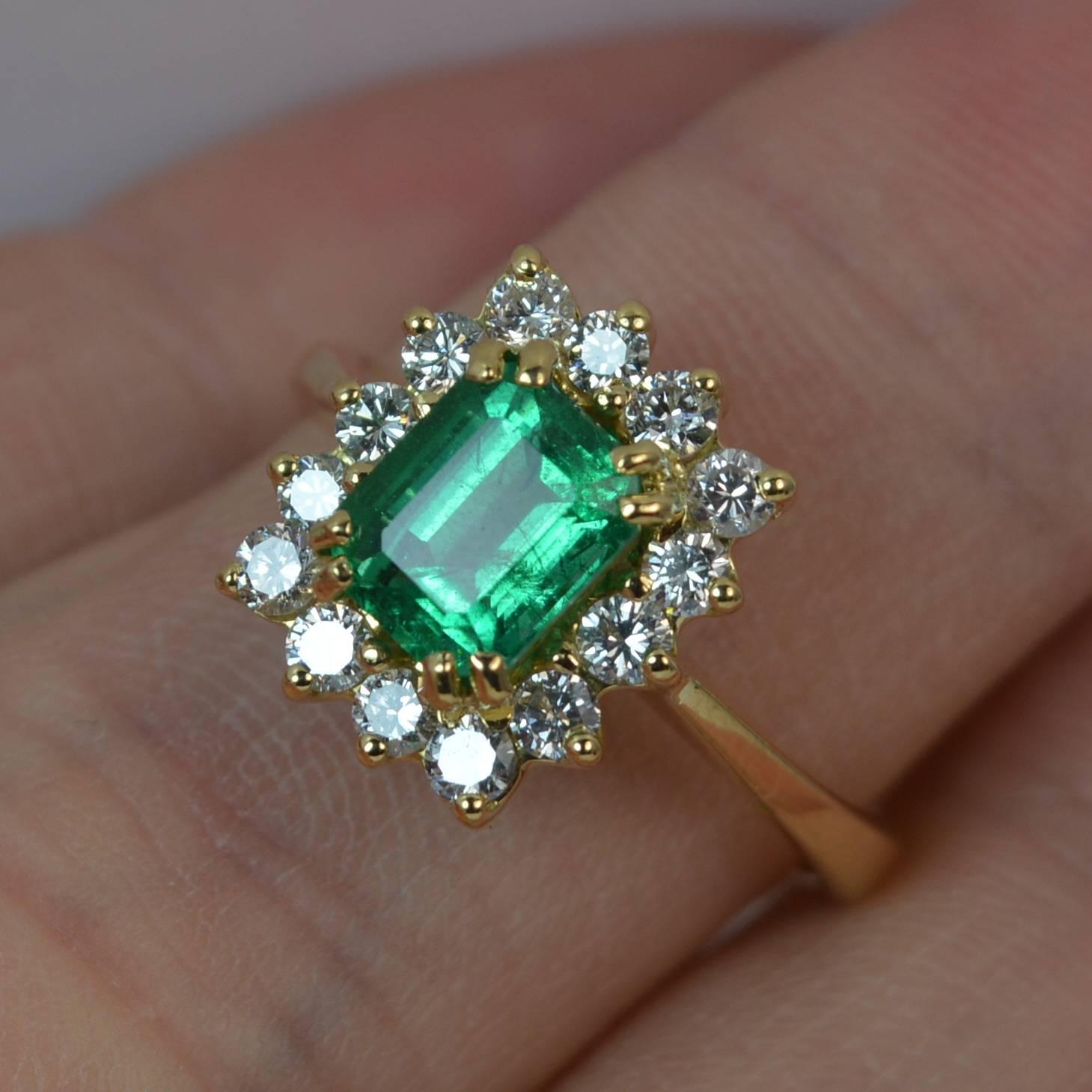 Stunning Columbian Emerald and VS1 Diamond 18 Carat Gold Ring 2