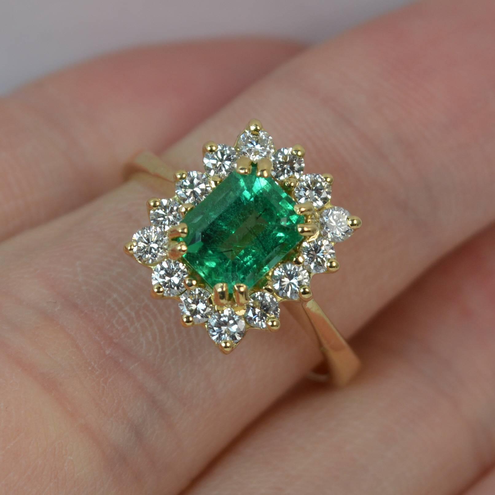 Stunning Columbian Emerald and VS1 Diamond 18 Carat Gold Ring 3