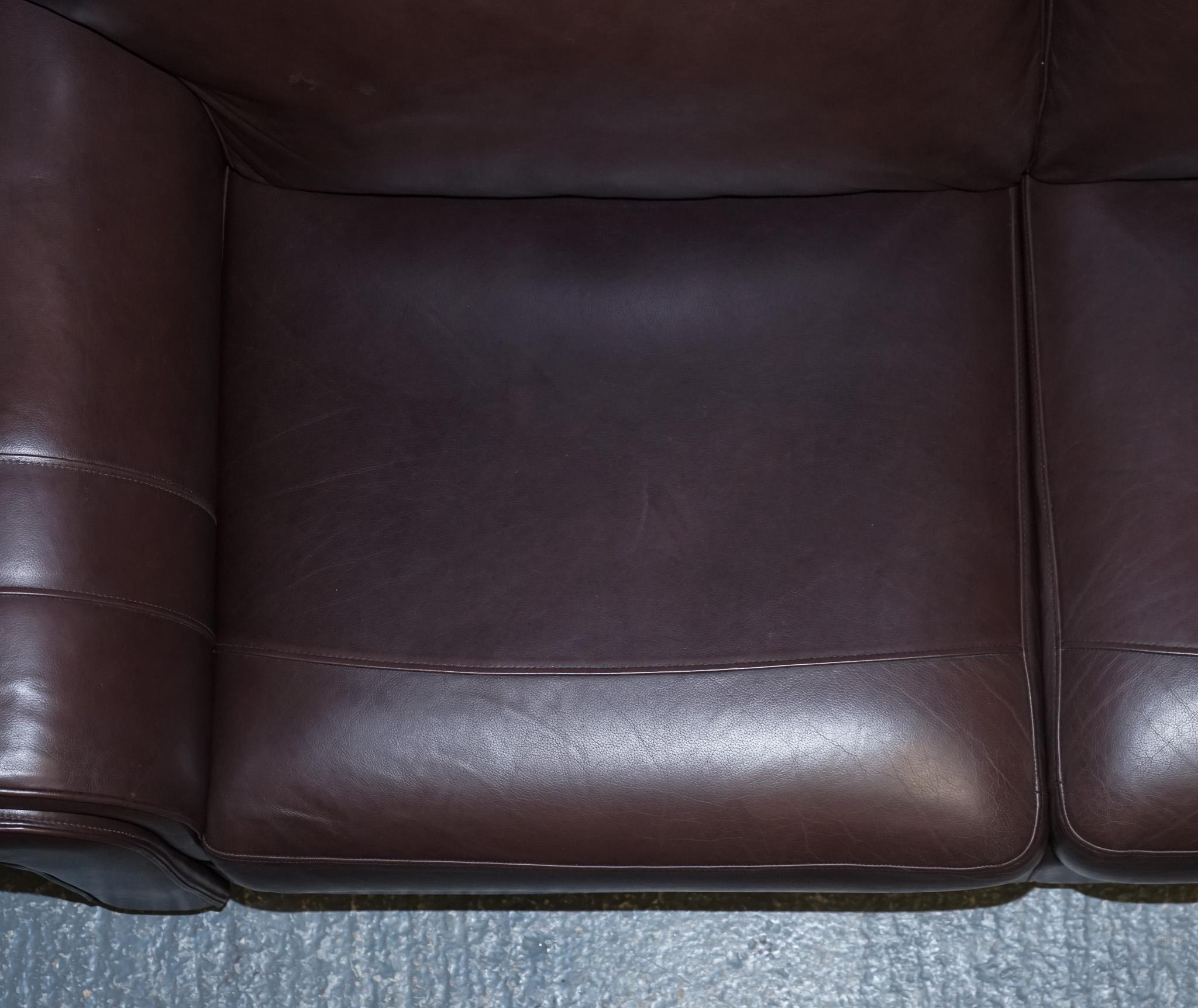 Superbe canapé confortable en cuir marron à trois ou quatre pieds Seater en vente 3