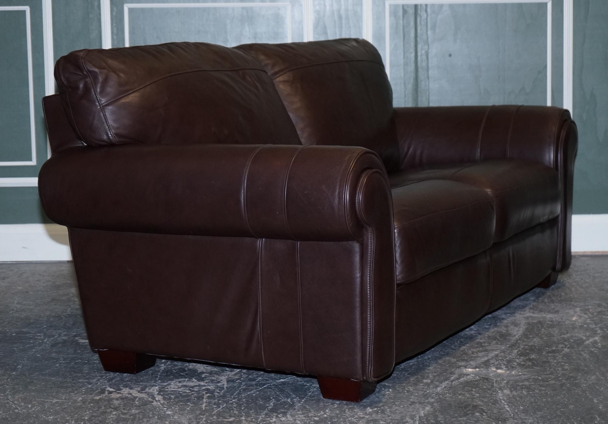 Superbe canapé confortable en cuir marron à trois ou quatre pieds Seater en vente 6