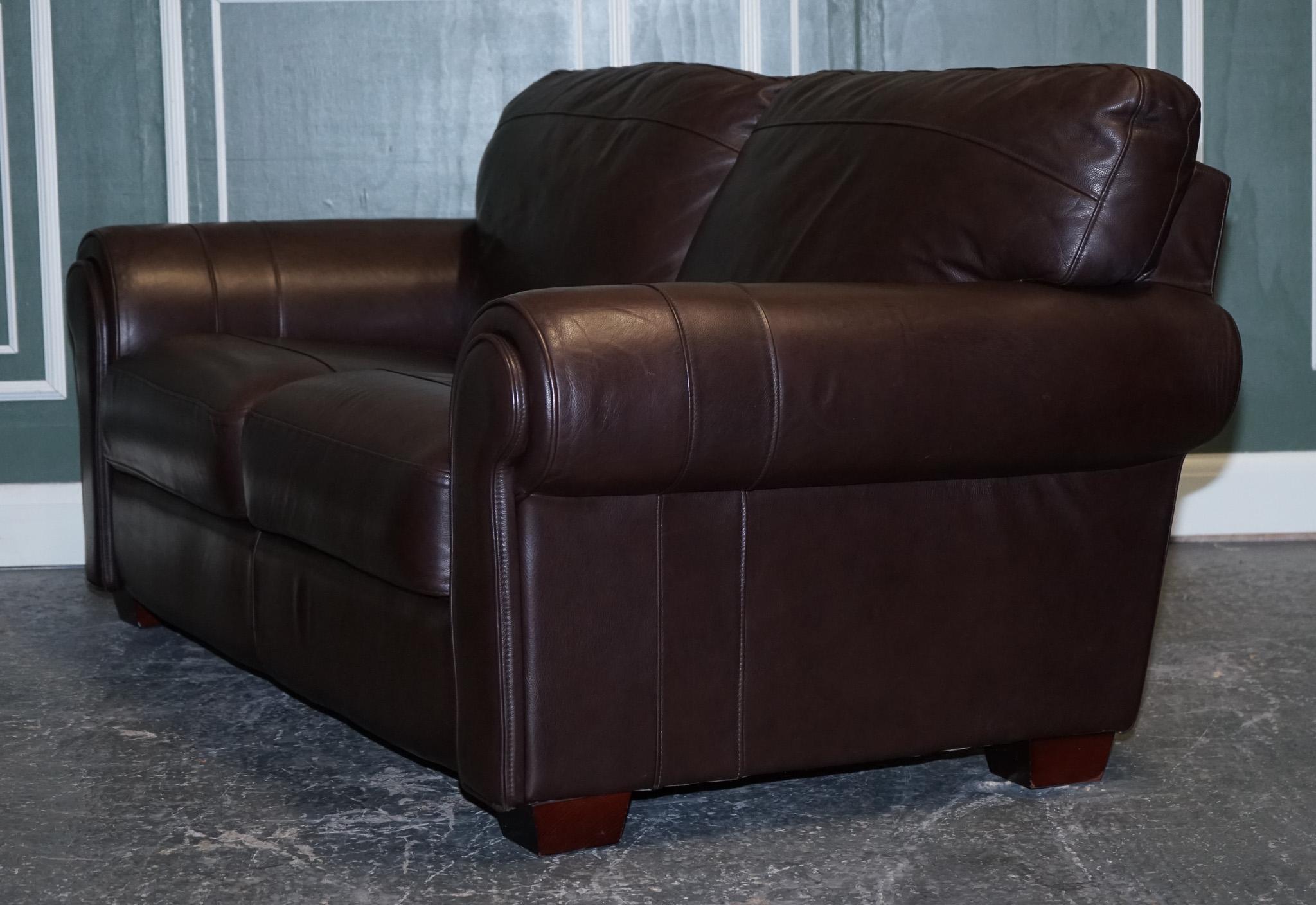 Superbe canapé confortable en cuir marron à trois ou quatre pieds Seater en vente 7