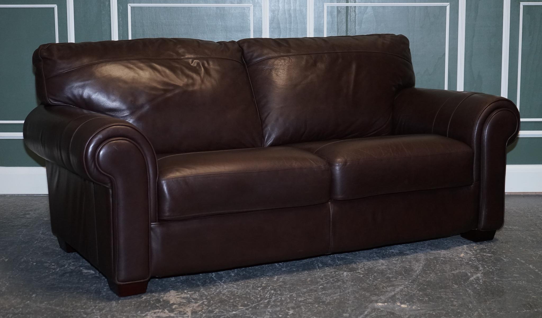 Nous sommes ravis de vous présenter ce superbe et confortable canapé trois à quatre places en cuir brun.
Un bon canapé honnête et confortable pouvant accueillir 3 à 4 personnes.
Les coussins sont également fixés au canapé.

Ils sont garnis de