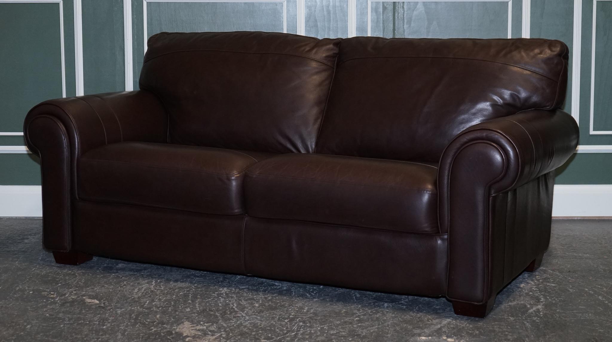 Britannique Superbe canapé confortable en cuir marron à trois ou quatre pieds Seater en vente