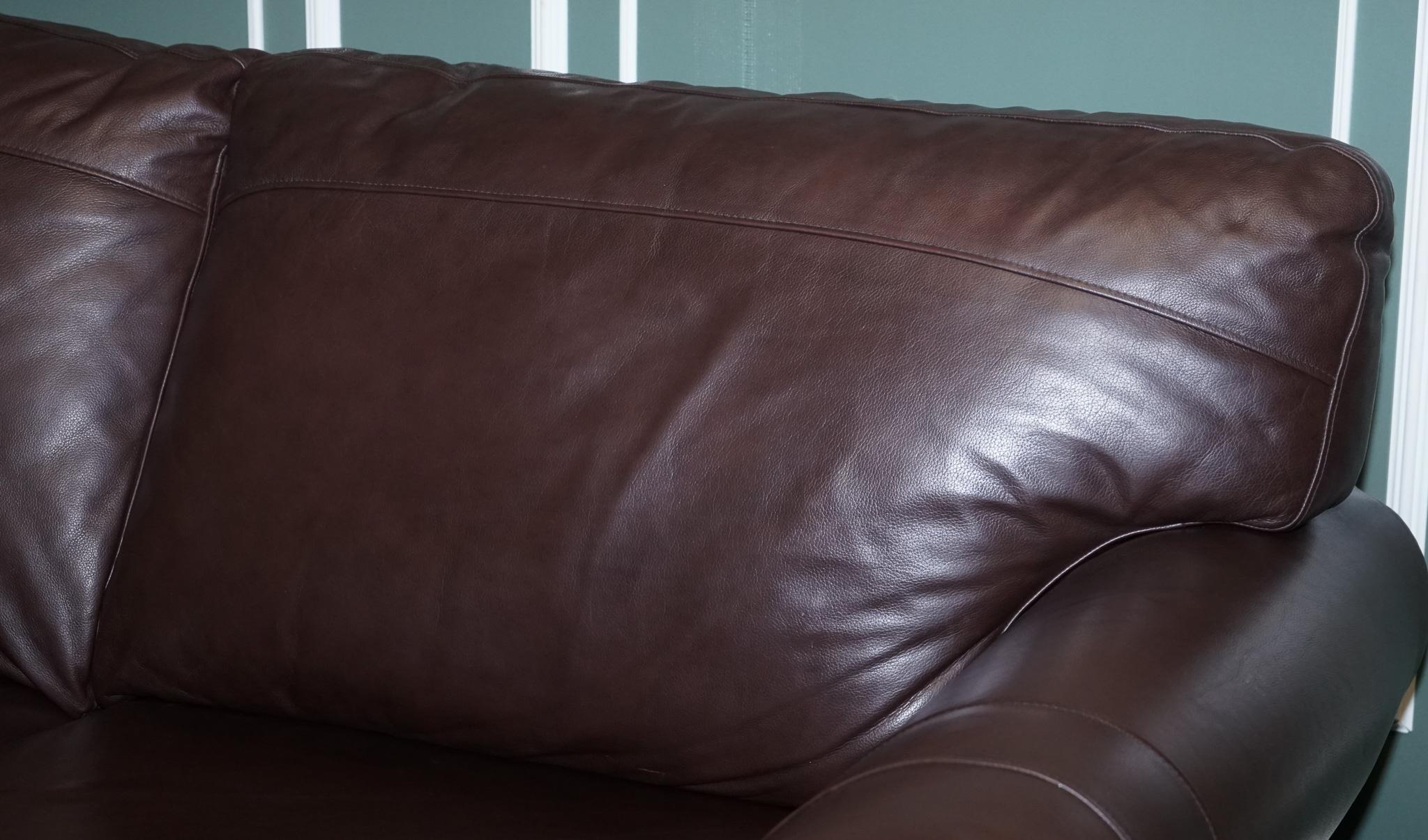 Superbe canapé confortable en cuir marron à trois ou quatre pieds Seater Bon état - En vente à Pulborough, GB