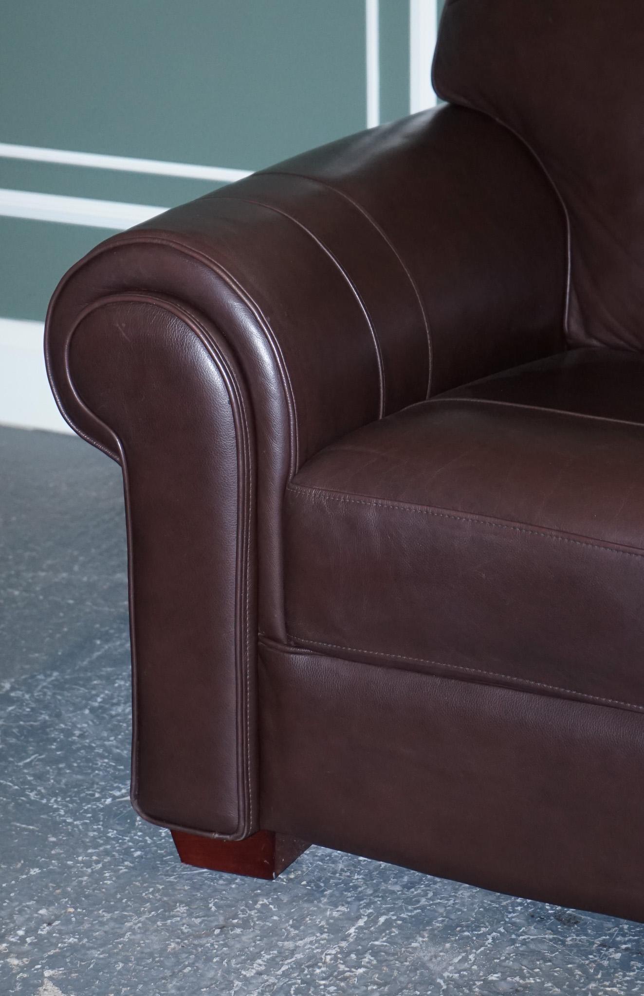 20ième siècle Superbe canapé confortable en cuir marron à trois ou quatre pieds Seater en vente