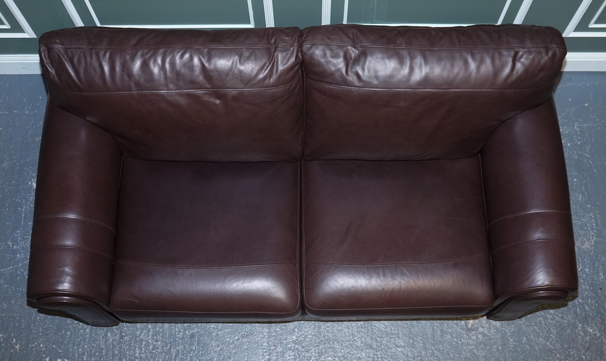 Superbe canapé confortable en cuir marron à trois ou quatre pieds Seater en vente 1