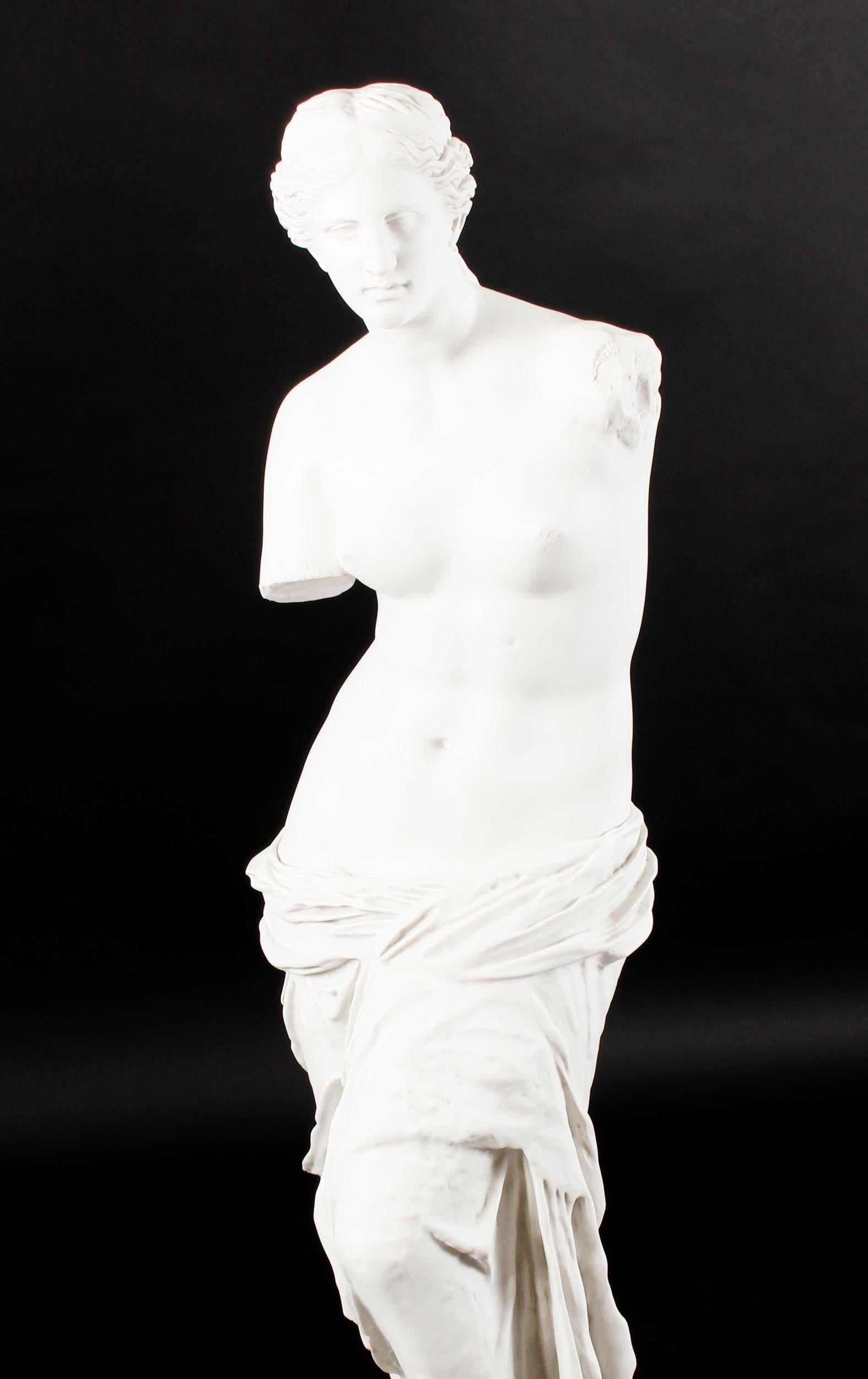 Es handelt sich um eine hervorragend gearbeitete Marmorstatue der berühmten antiken griechischen Statue Venus de Milo aus dem späten 20. Jahrhundert. 

Wie in der Originalskulptur von Alexandros von Antiochia verkörpert die Göttin der Schönheit