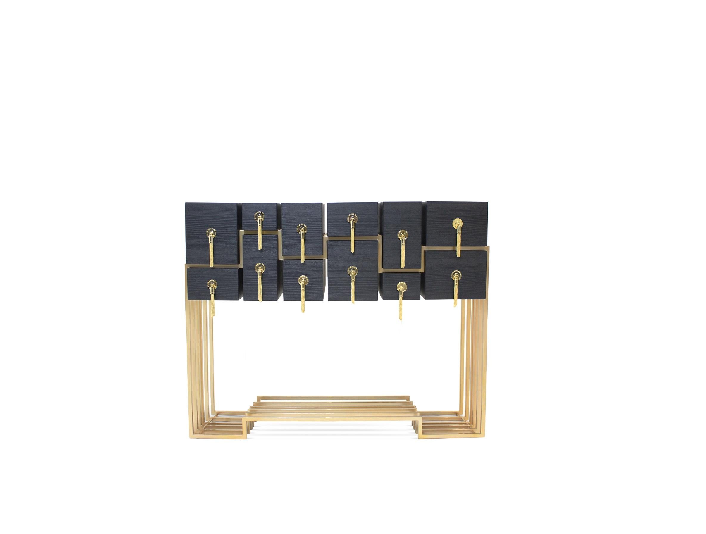 Console de style design moderne, un hymne à la pratique de la décoration intérieure. C'est un meuble emblématique aux merveilleuses lignes dorées, capable d'inspirer les intérieurs de luxe.
Extérieur chêne brossé avec satin noir ou blanc en