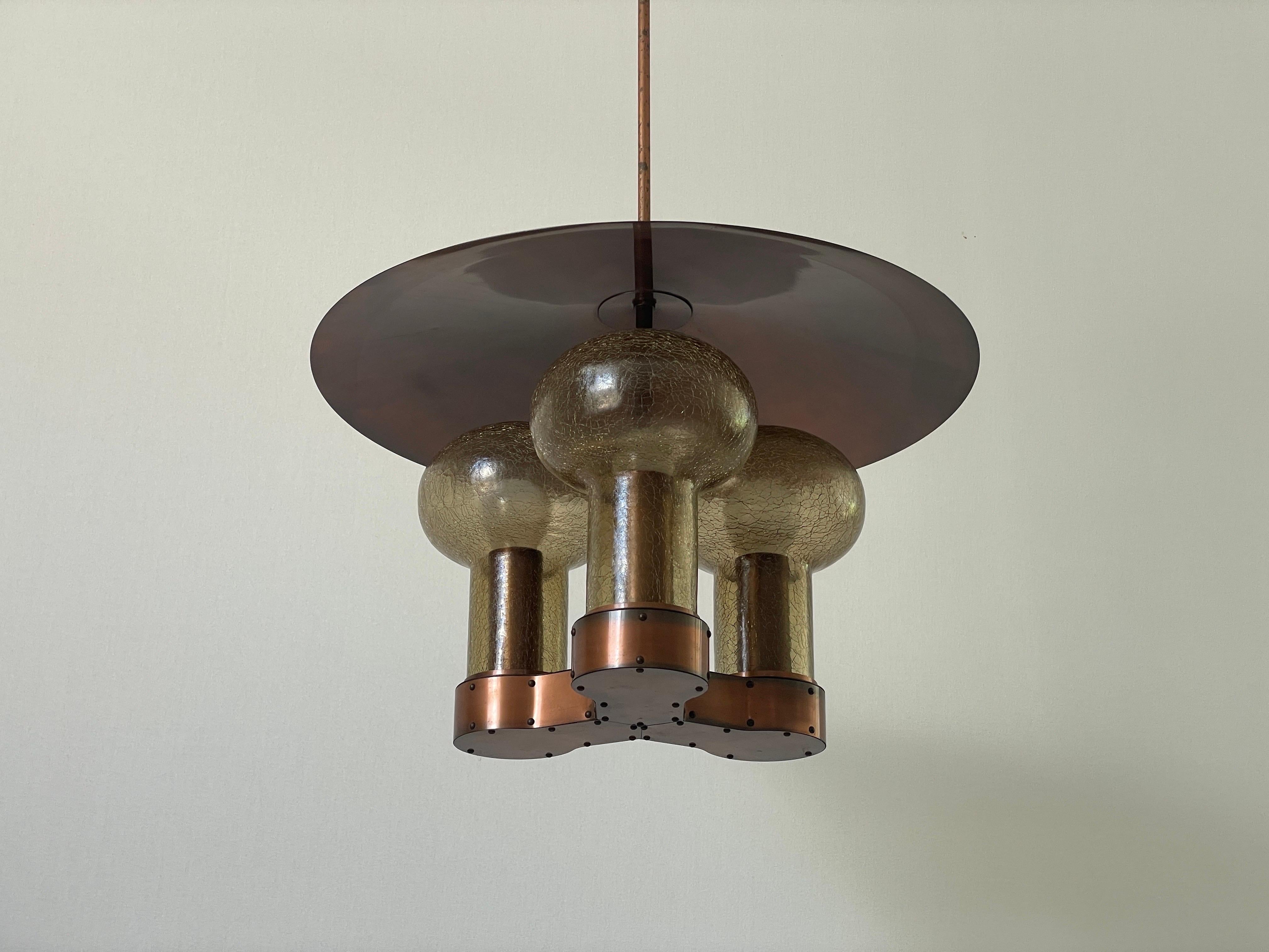 Superbe lustre en cuivre et tubes de verre fumé soufflés à la main, années 1960, Allemagne

Plafonnier sculptural très élégant et rare. 

Il est très idéal et convient à tous les espaces de vie.

La lampe est en bon état. Aucun dommage, aucune