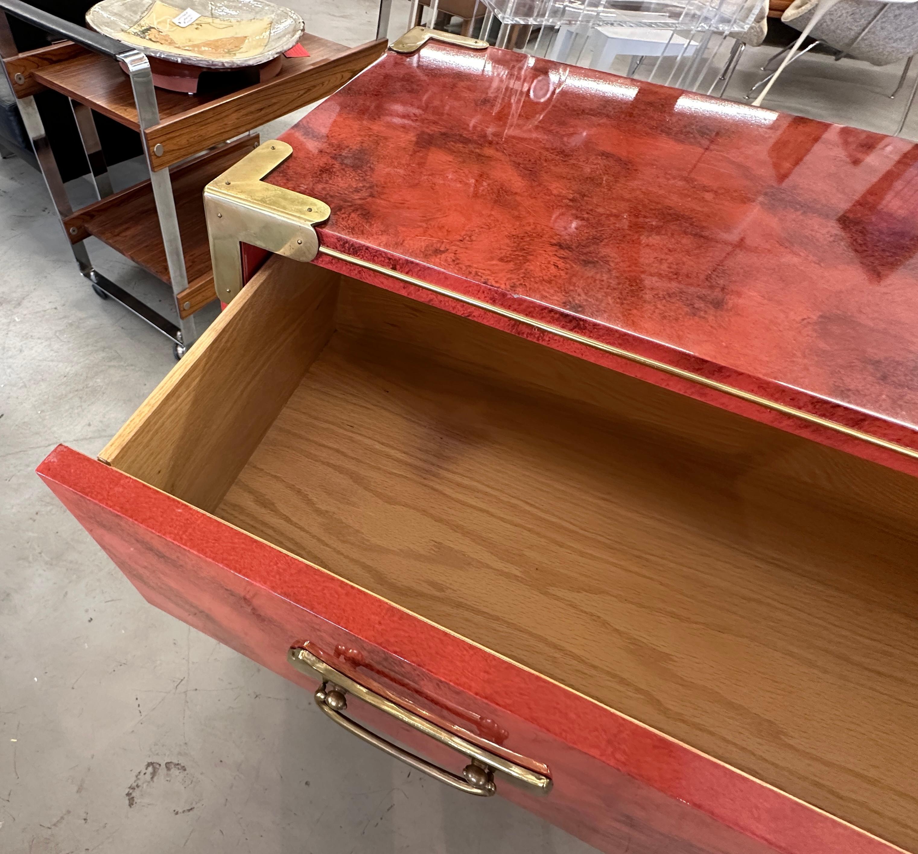 Stunning Coral Red Lacquer & Brass Mastercraft Asian Chest For Sale 4