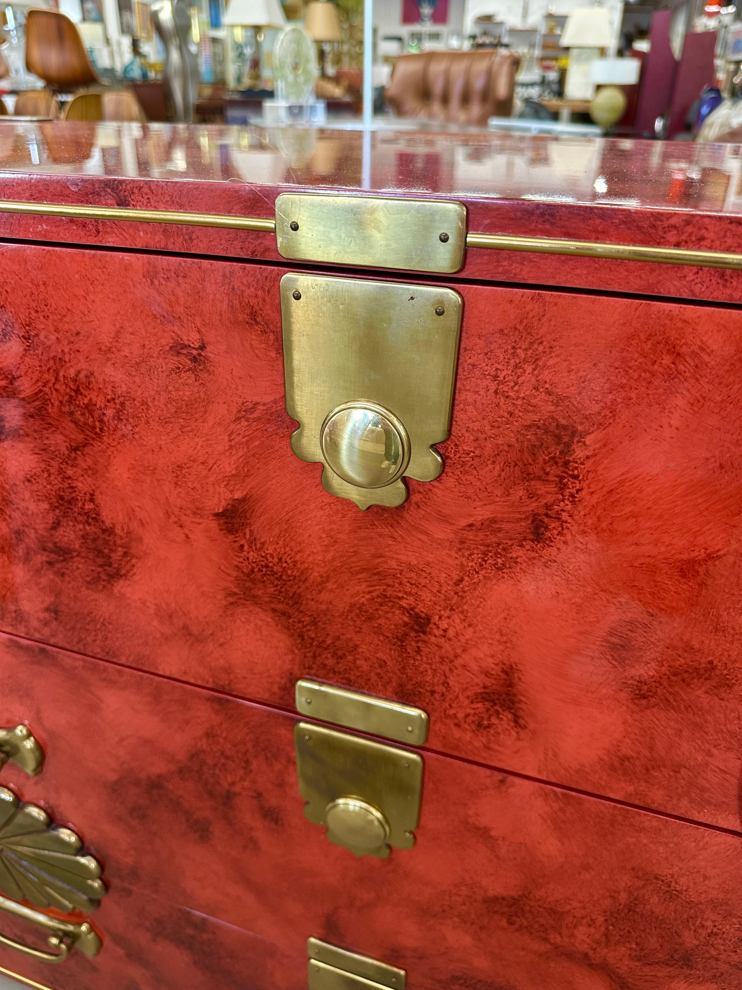 Stunning Coral Red Lacquer & Brass Mastercraft Asian Chest For Sale 5