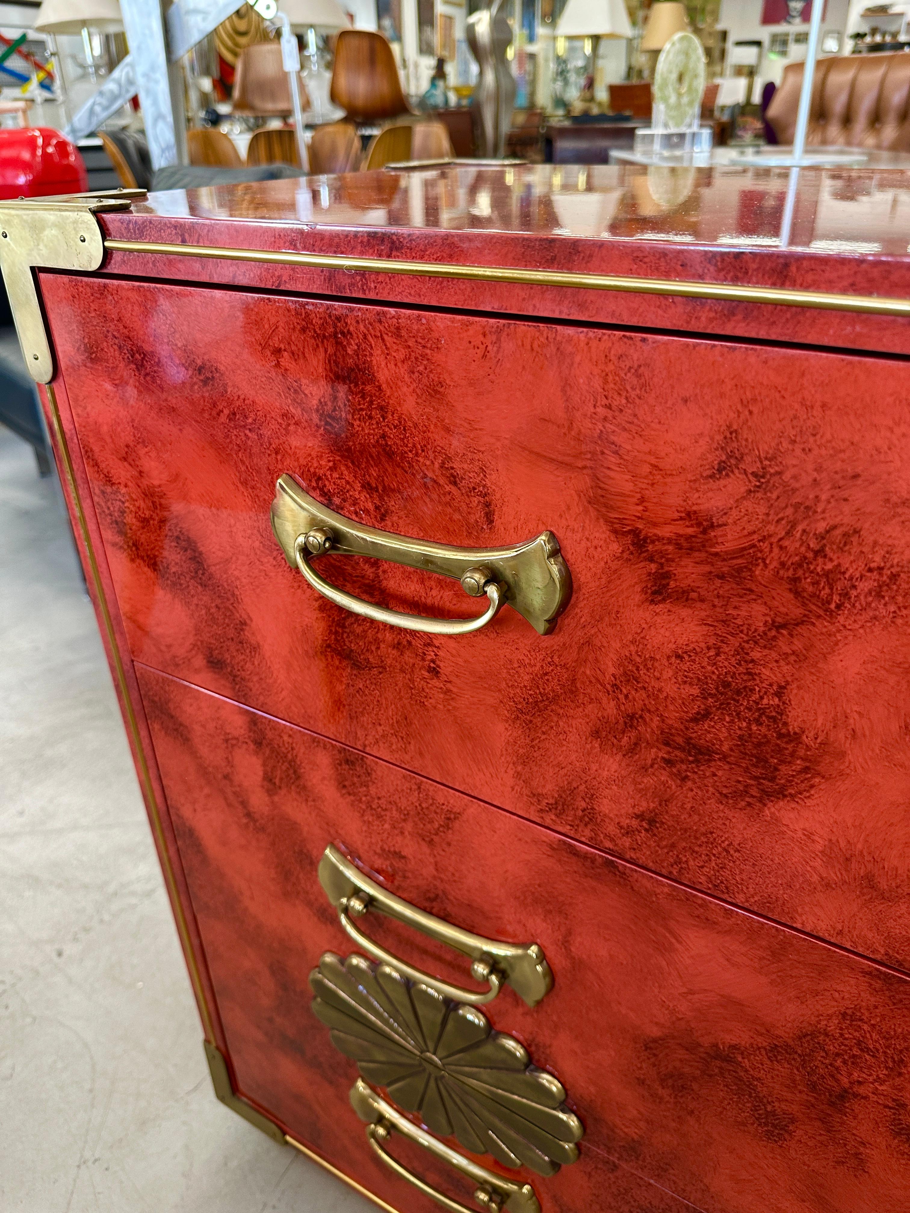 Stunning Coral Red Lacquer & Brass Mastercraft Asian Chest For Sale 6