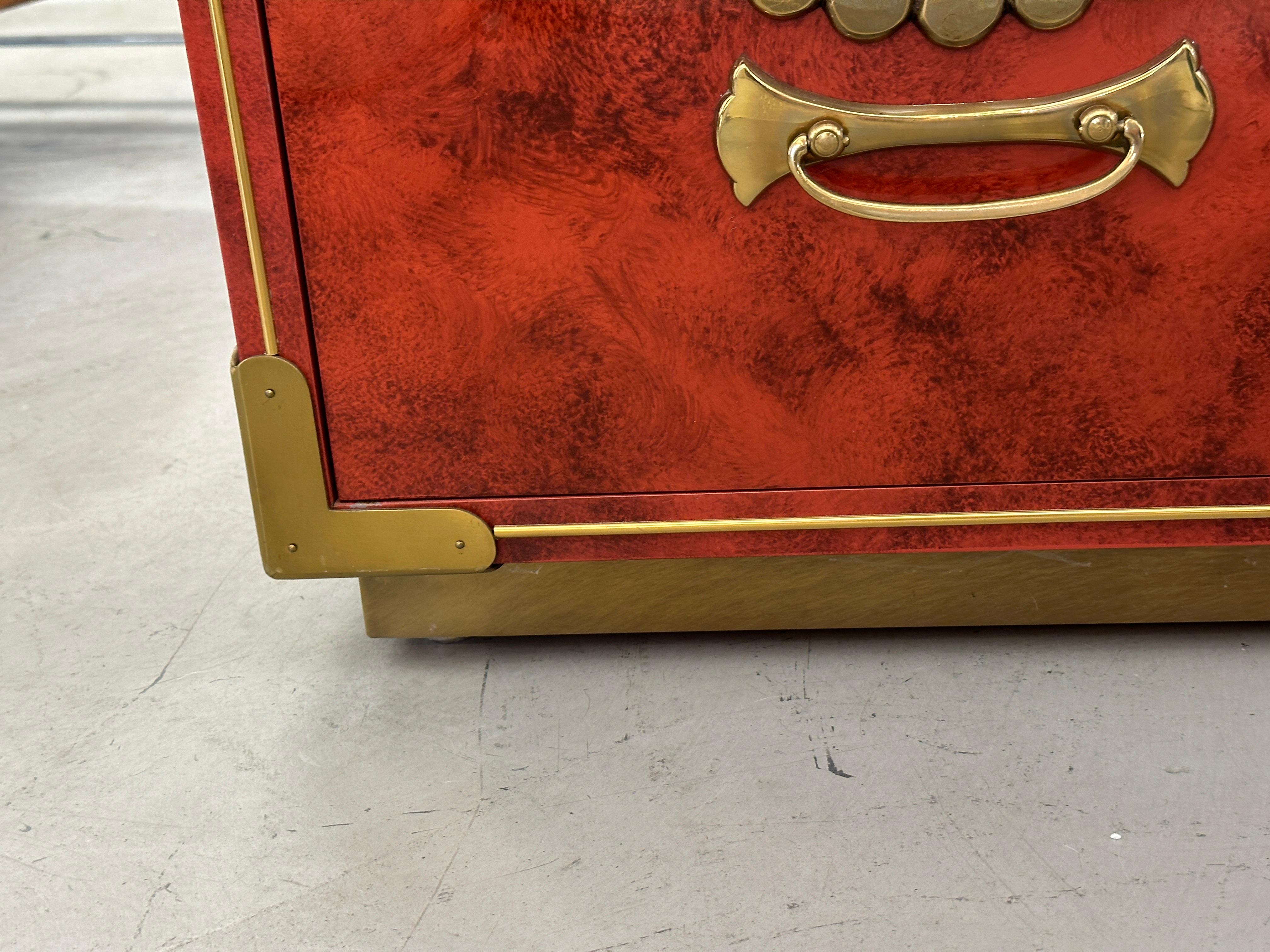 Stunning Coral Red Lacquer & Brass Mastercraft Asian Chest For Sale 10