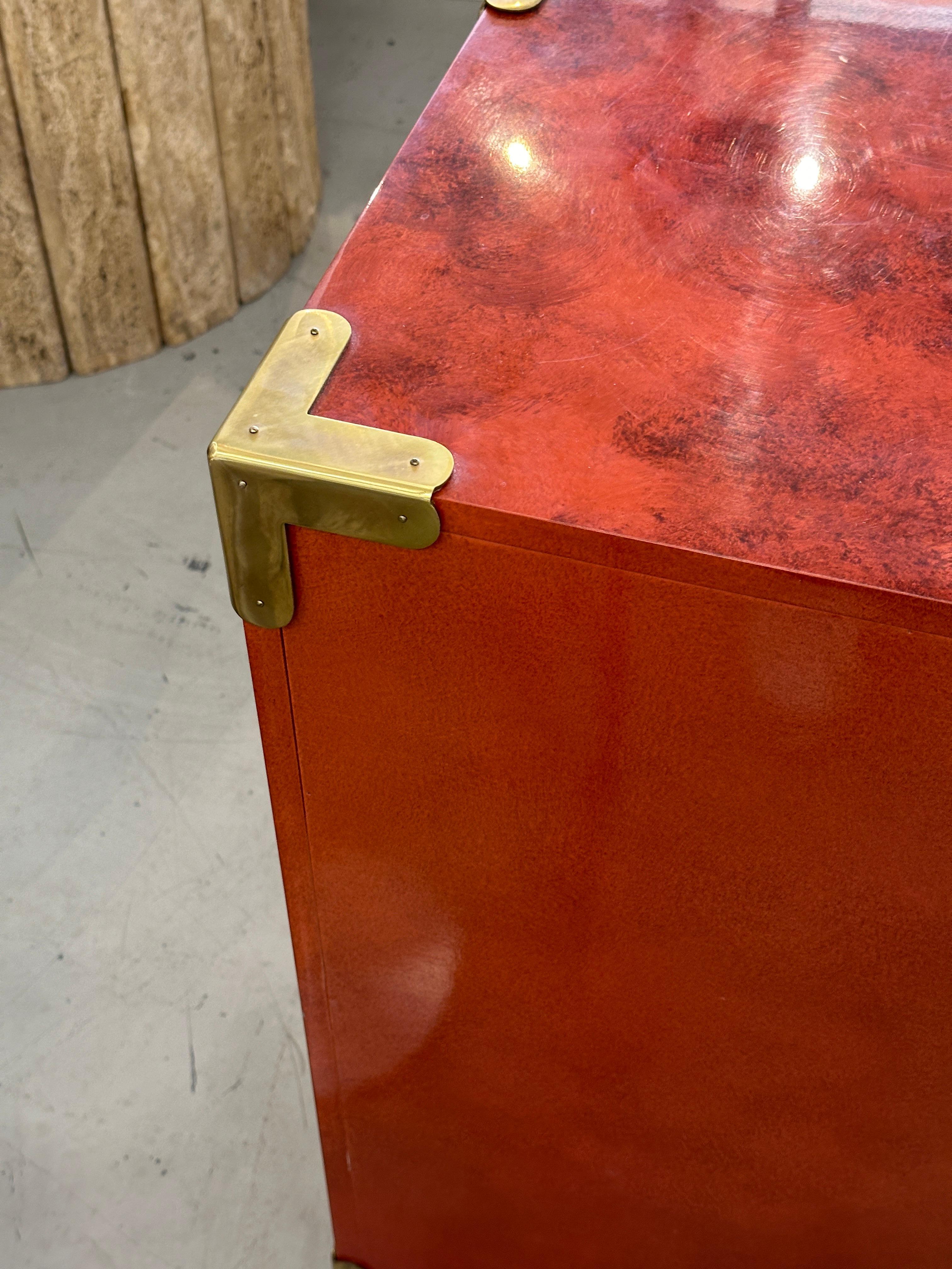Ottone Splendida cassapanca asiatica Mastercraft in lacca rosso corallo e ottone in vendita