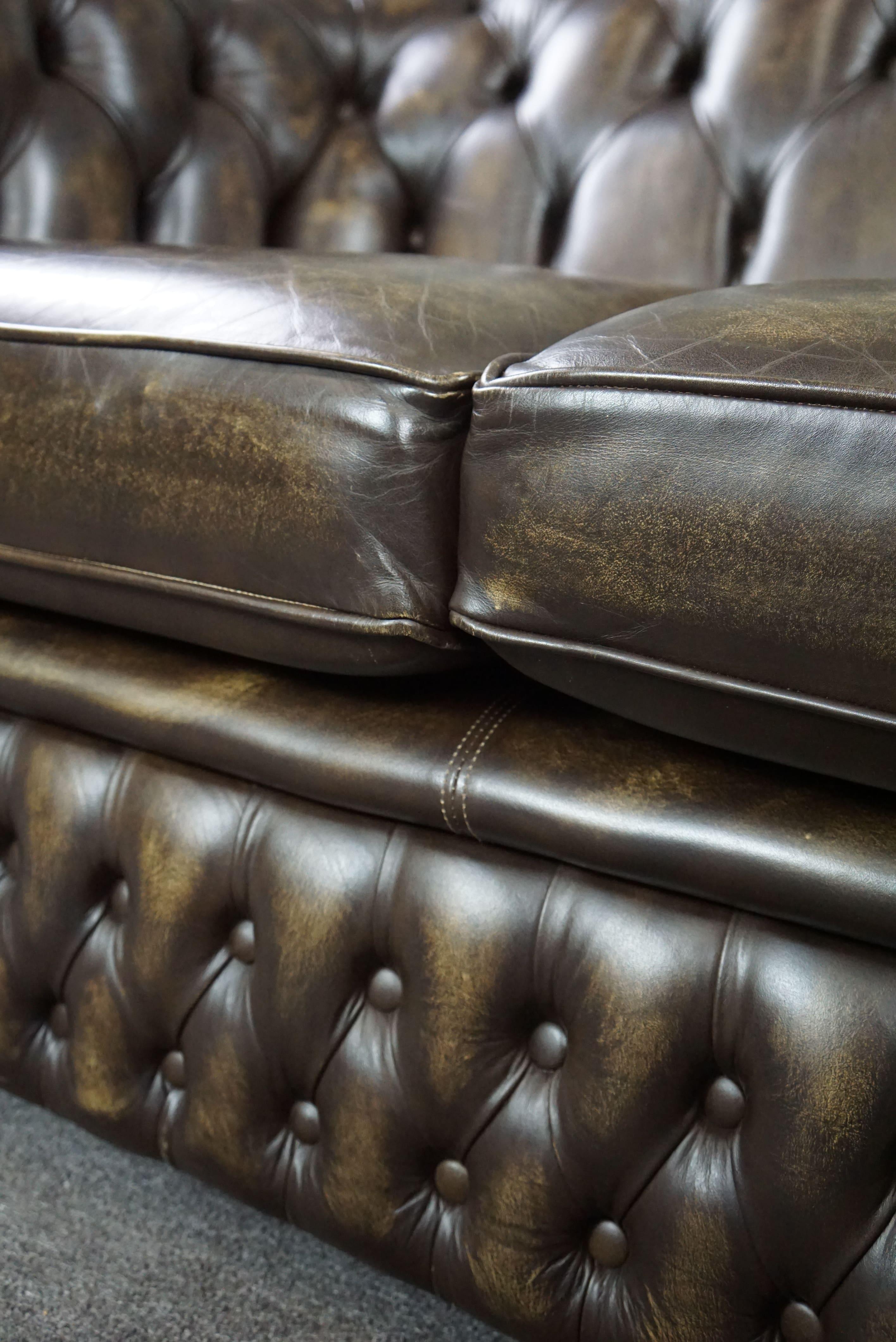 Stunning cow leather Chesterfield sofa, 2 seater For Sale 4