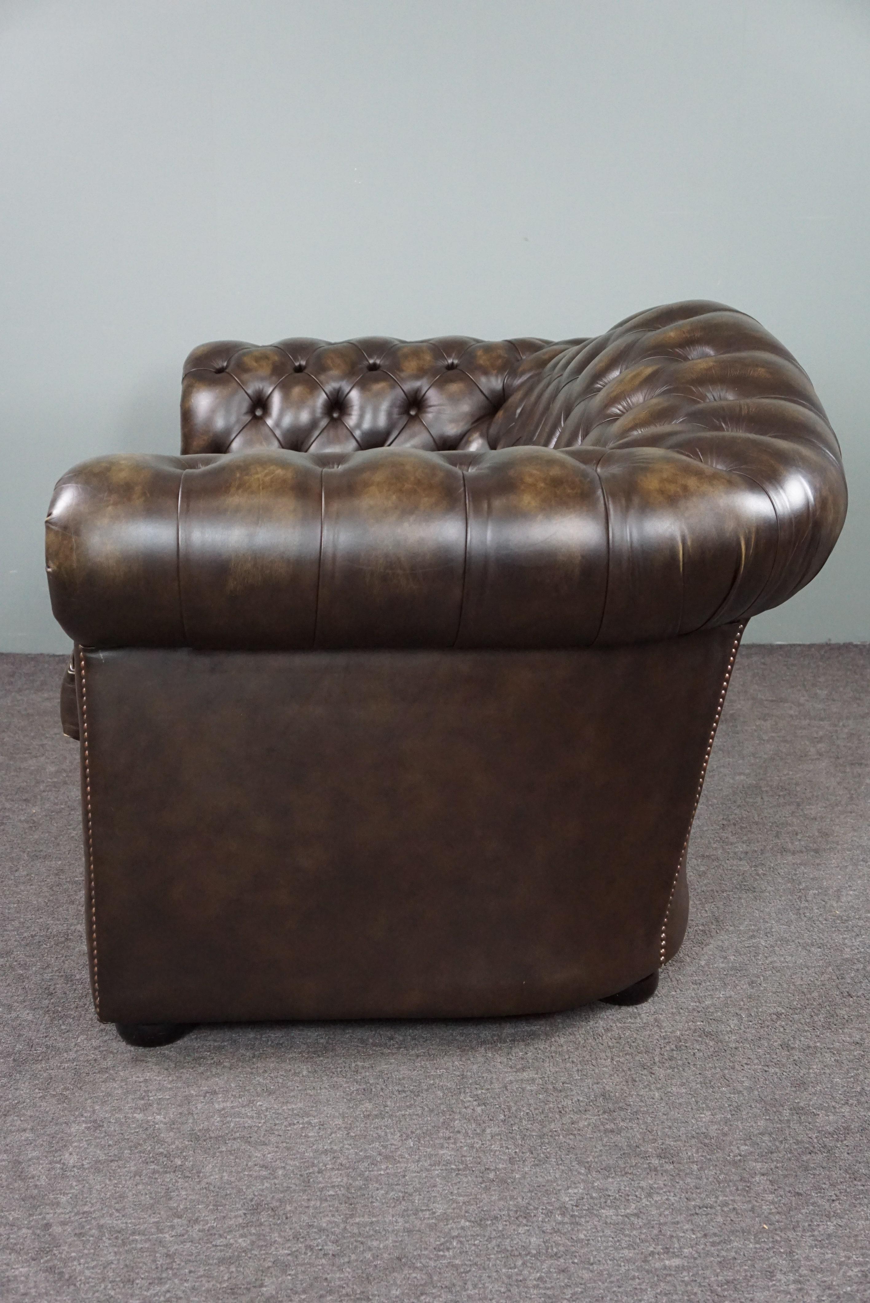 Atemberaubendes Chesterfield-Sofa aus Rindsleder mit 2 Sitzen (Handgefertigt) im Angebot