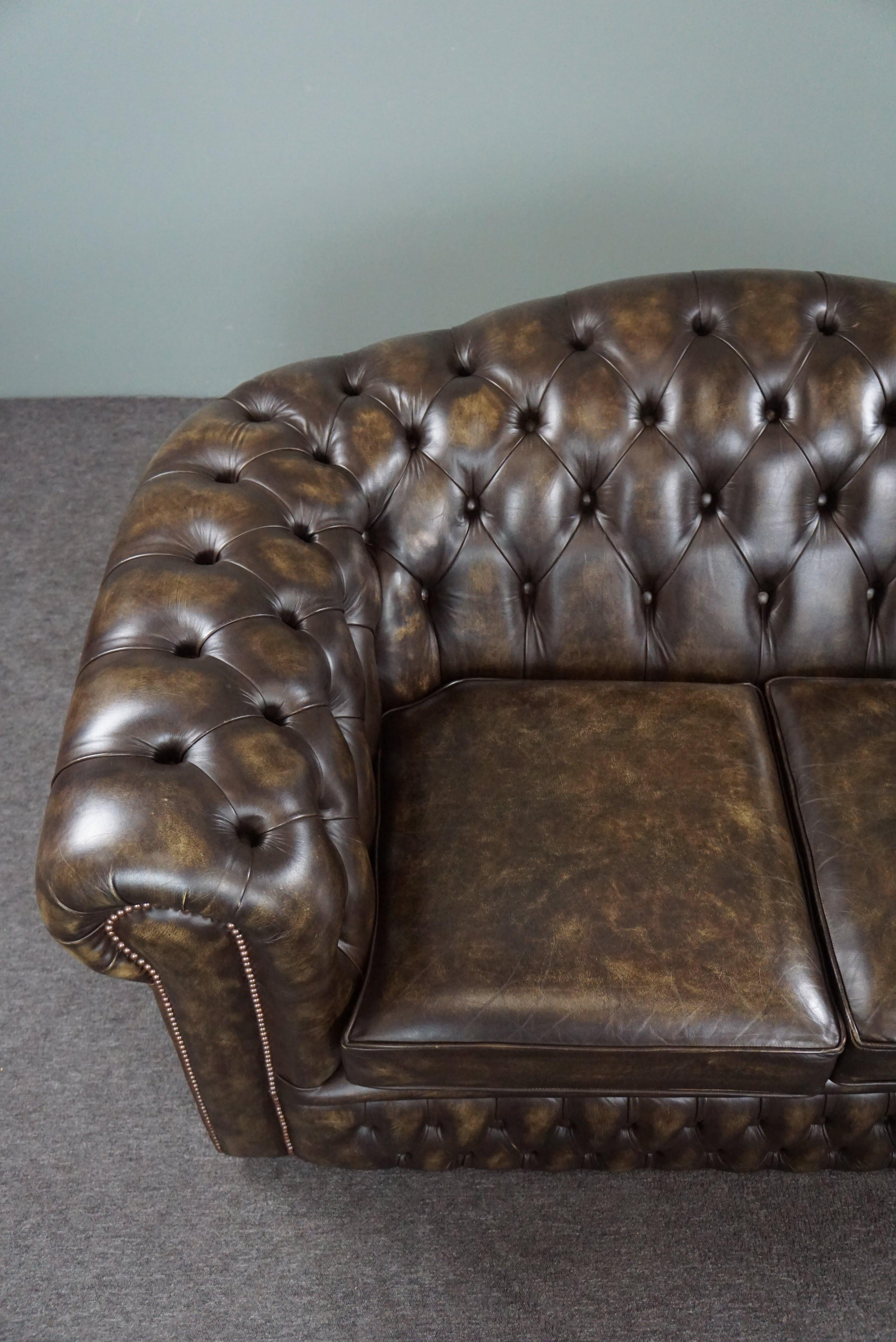 Stunning cow leather Chesterfield sofa, 2 seater For Sale 1