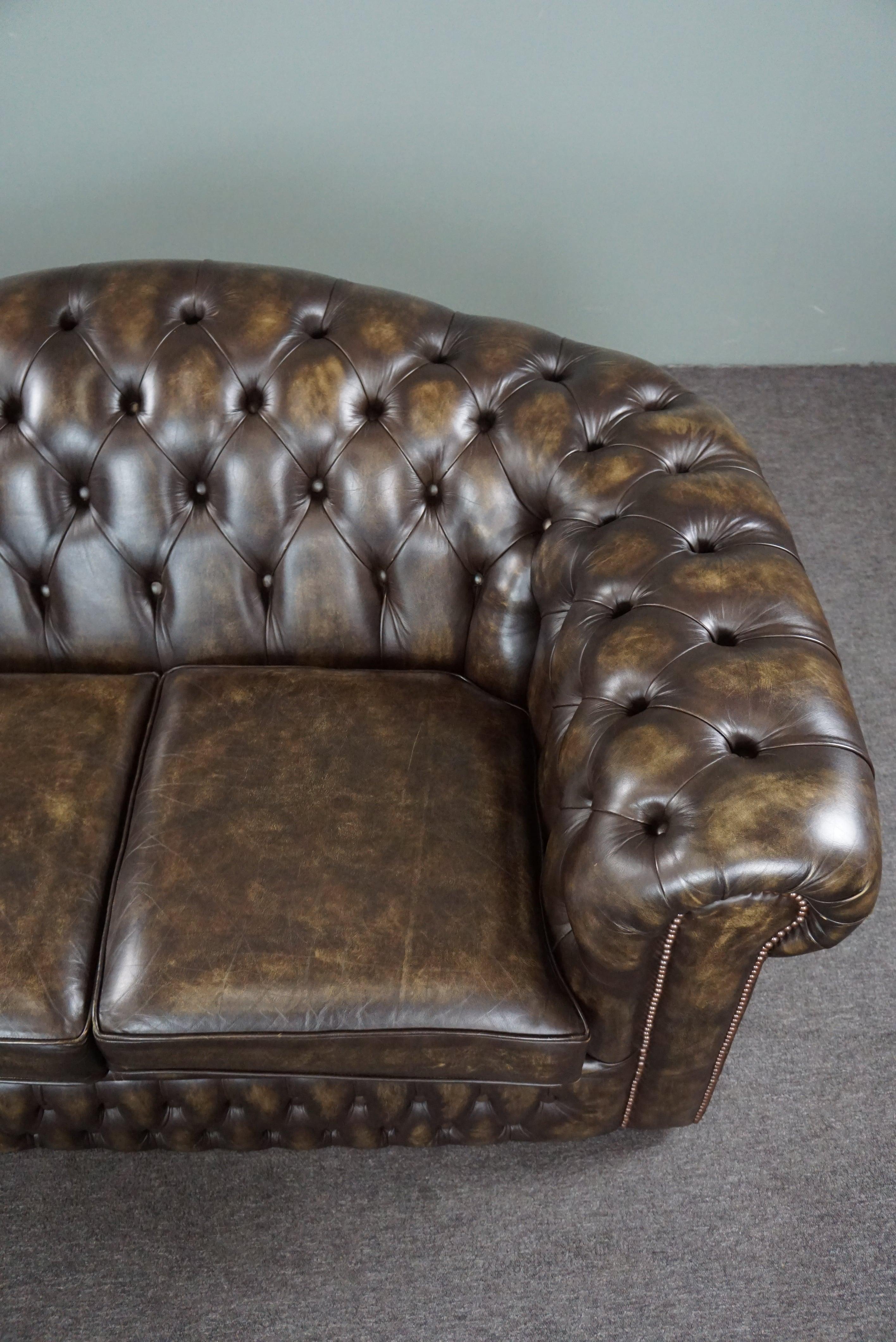 Stunning cow leather Chesterfield sofa, 2 seater For Sale 2