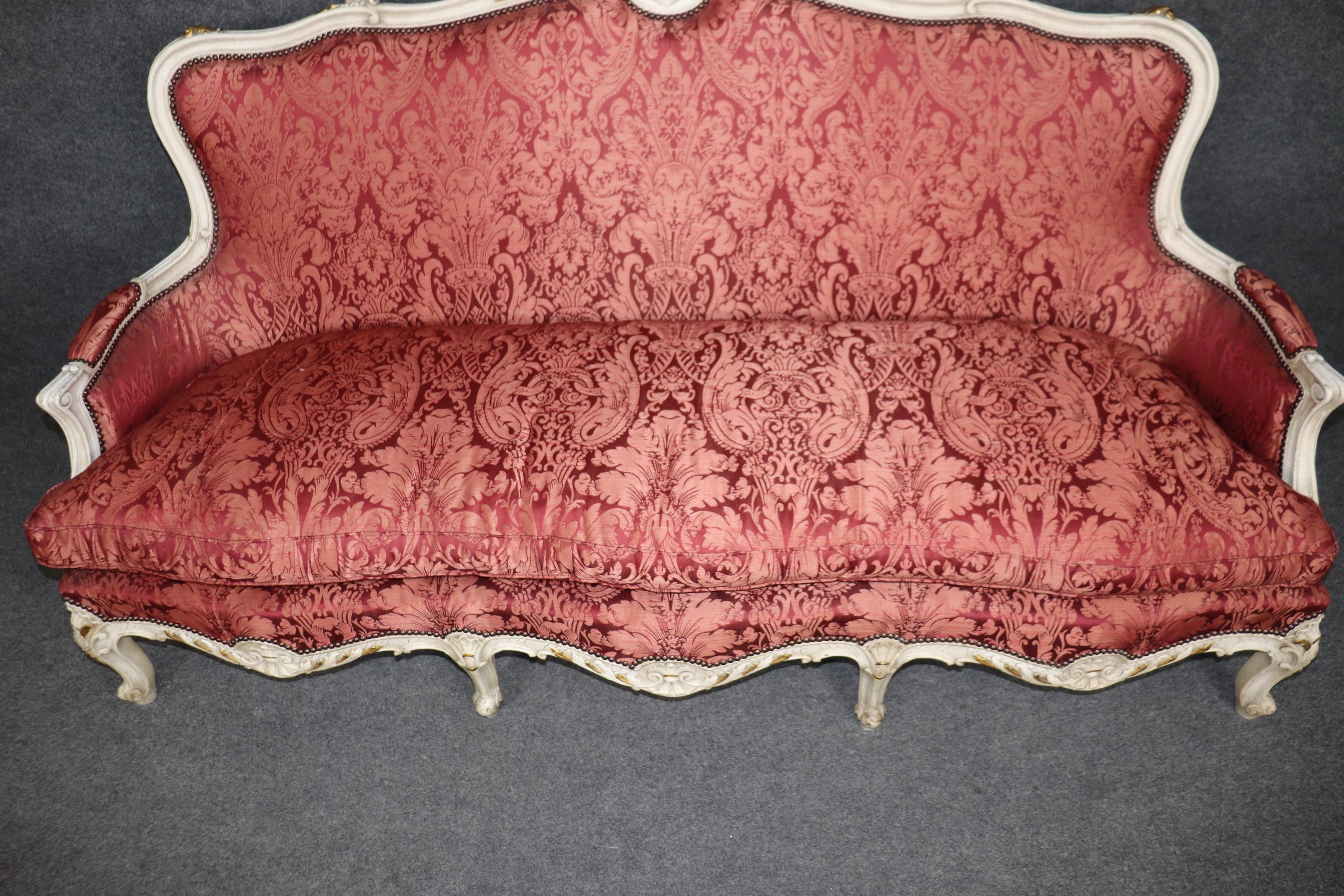 Superbe banquette française Louis XV peinte et tapissée de soie dorée et craquelée en vente 4