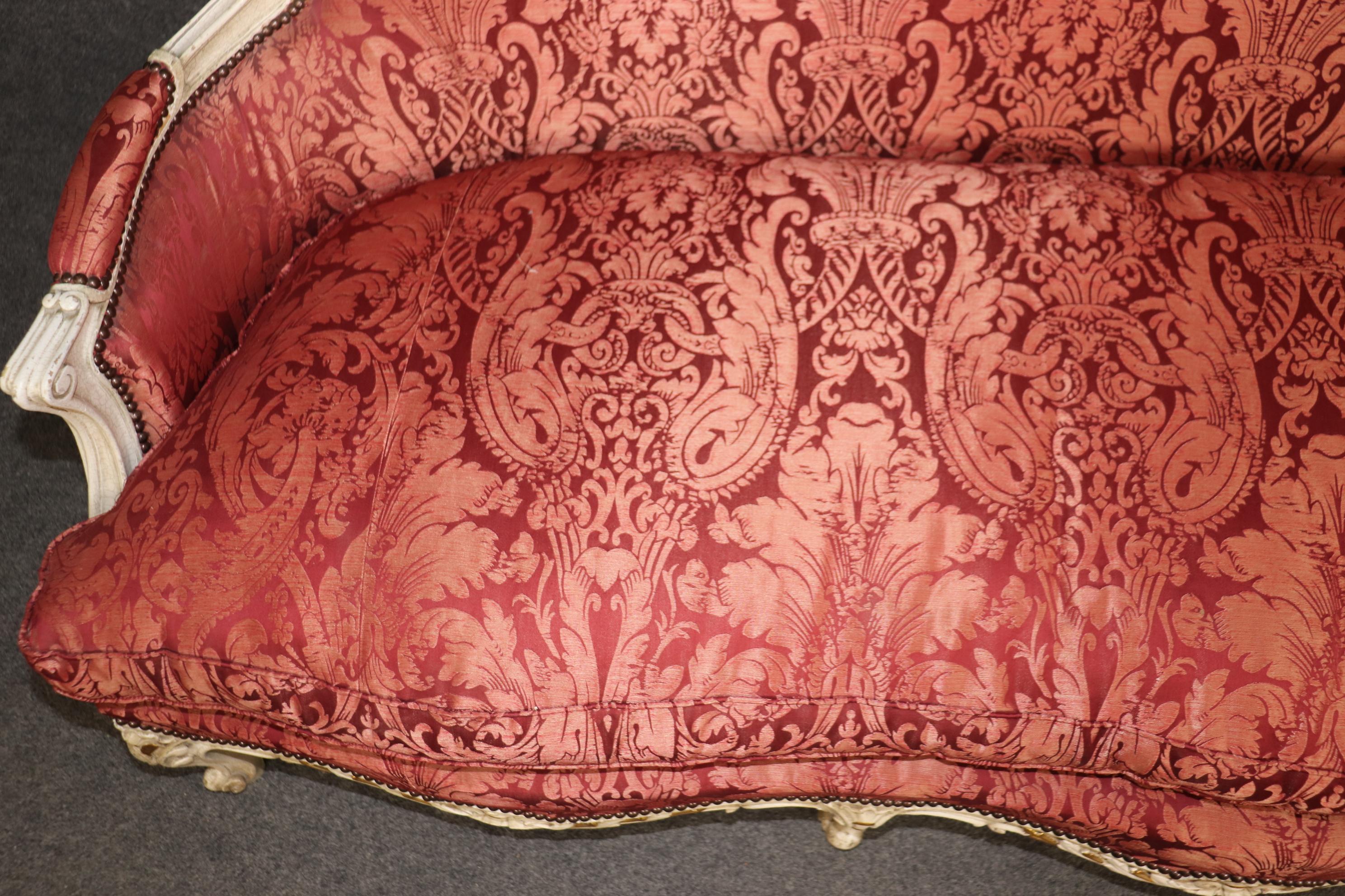 Superbe banquette française Louis XV peinte et tapissée de soie dorée et craquelée en vente 5