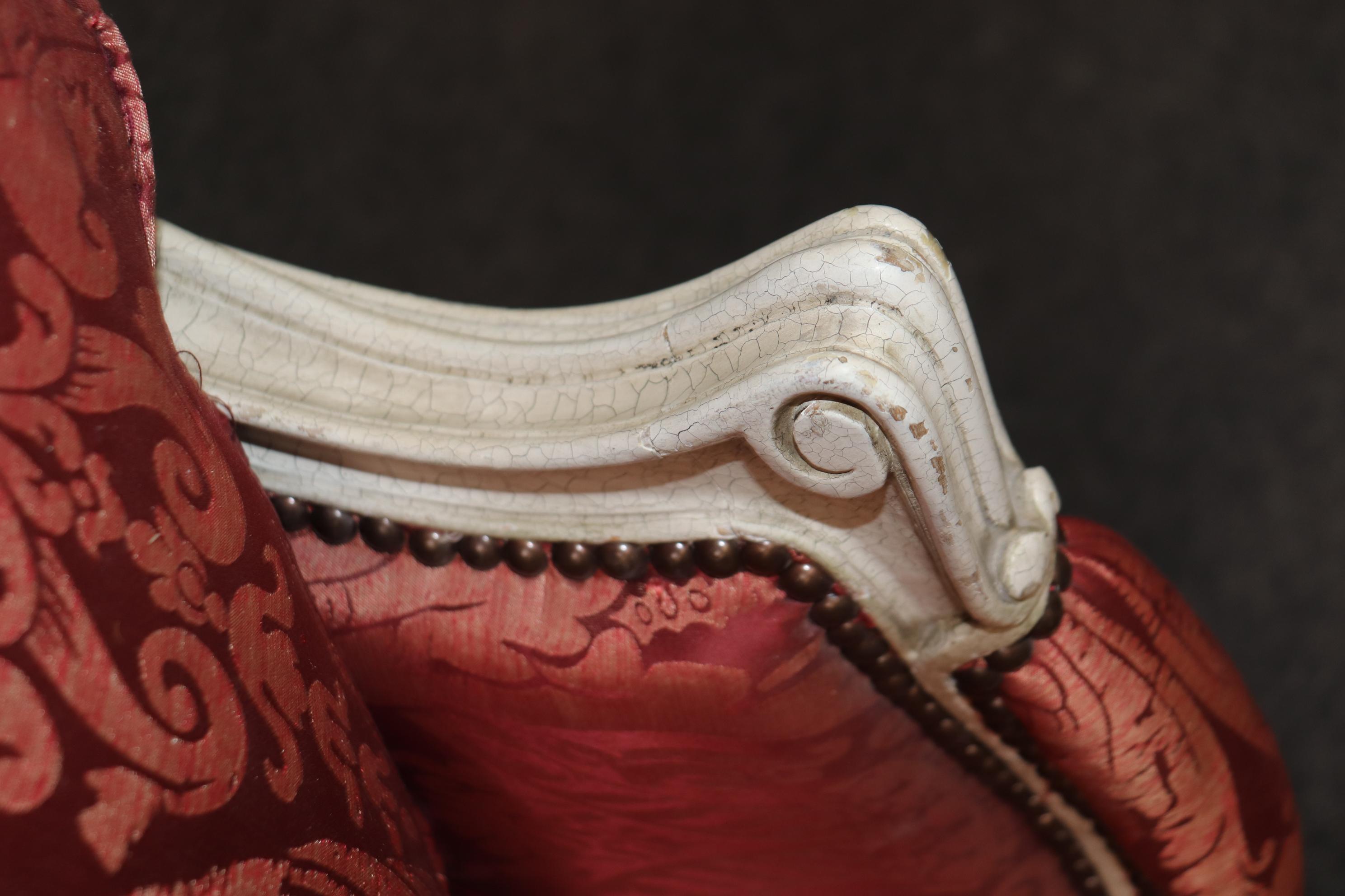 Superbe banquette française Louis XV peinte et tapissée de soie dorée et craquelée en vente 6
