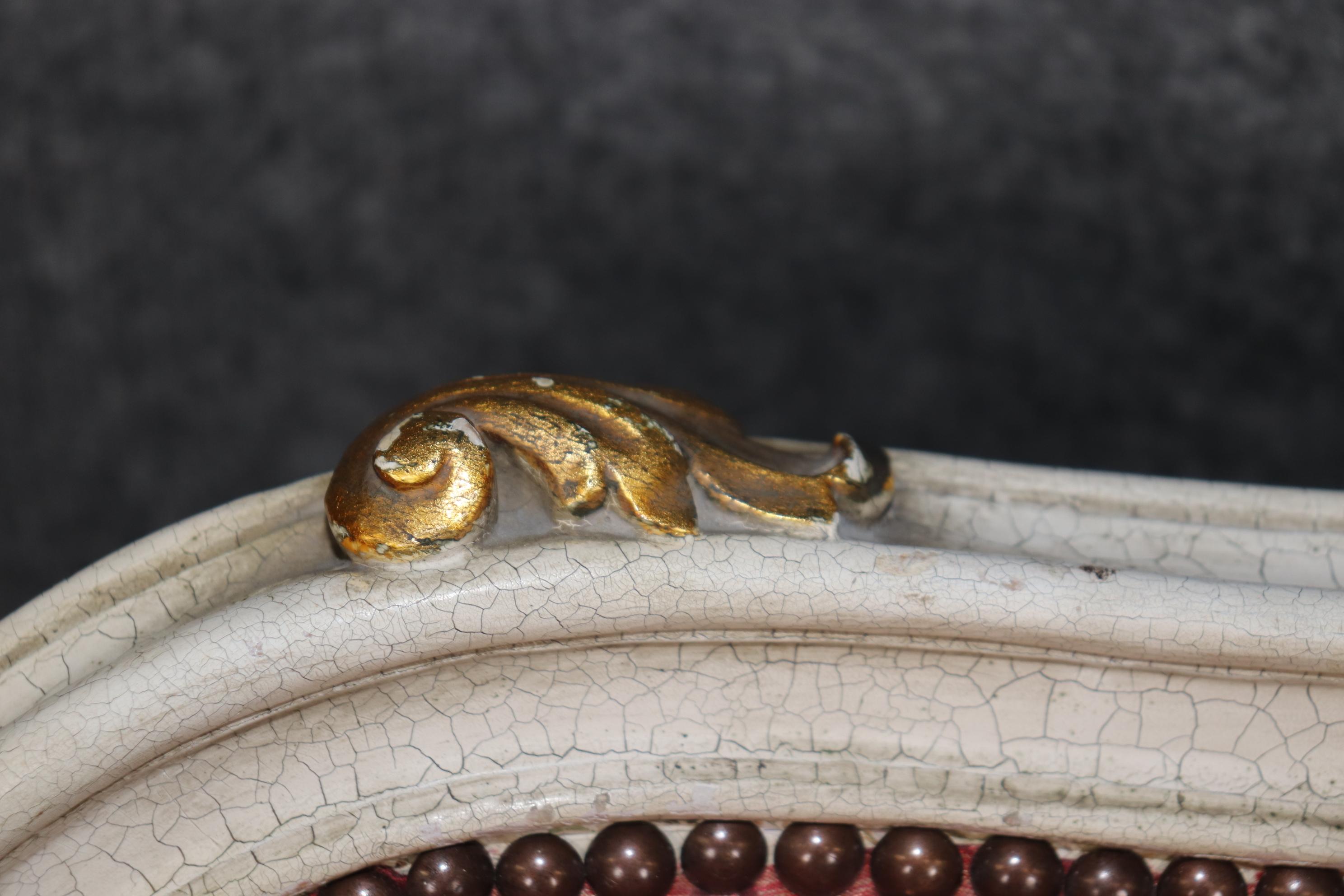 Superbe banquette française Louis XV peinte et tapissée de soie dorée et craquelée en vente 7