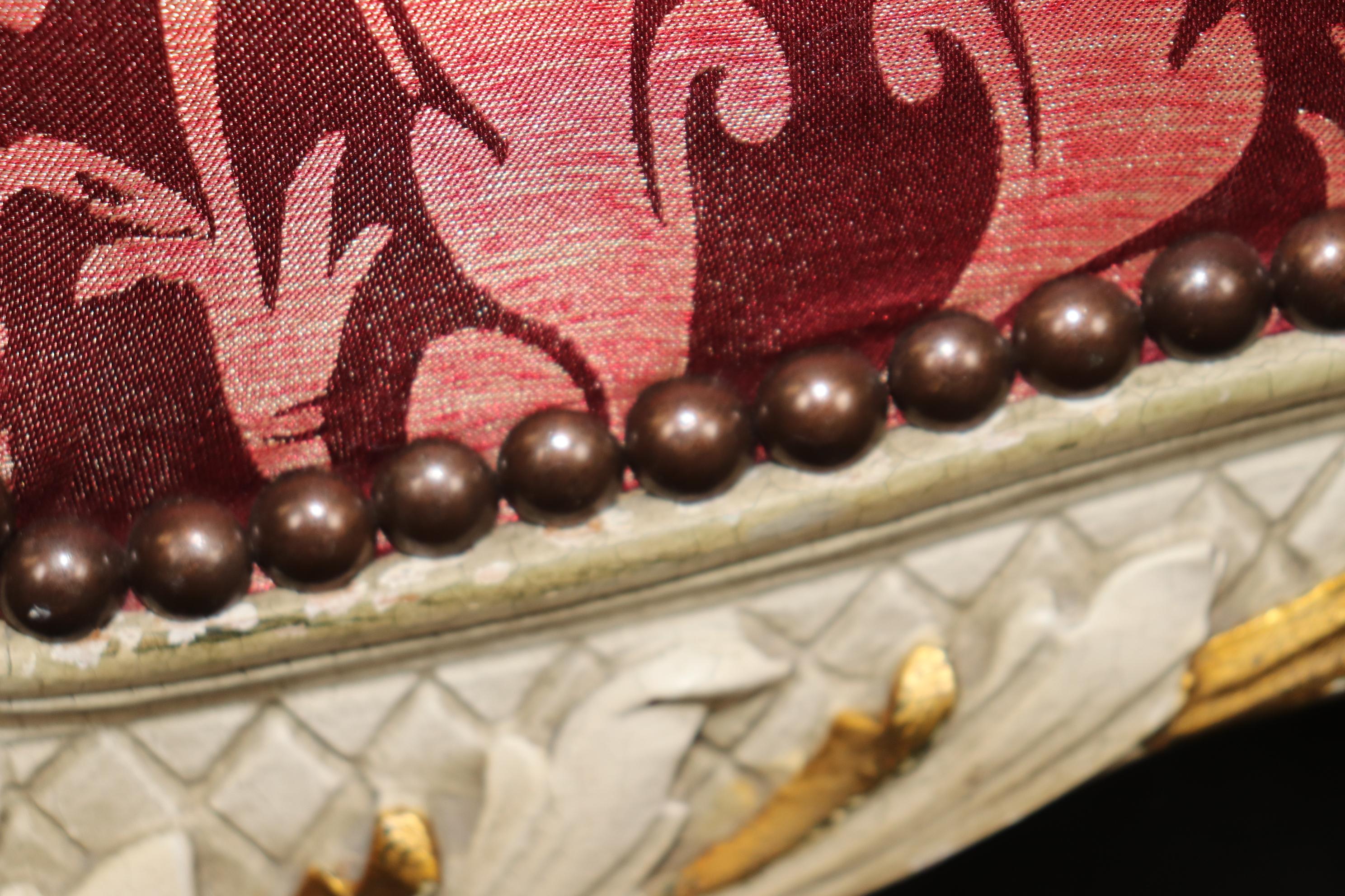 Superbe banquette française Louis XV peinte et tapissée de soie dorée et craquelée en vente 8