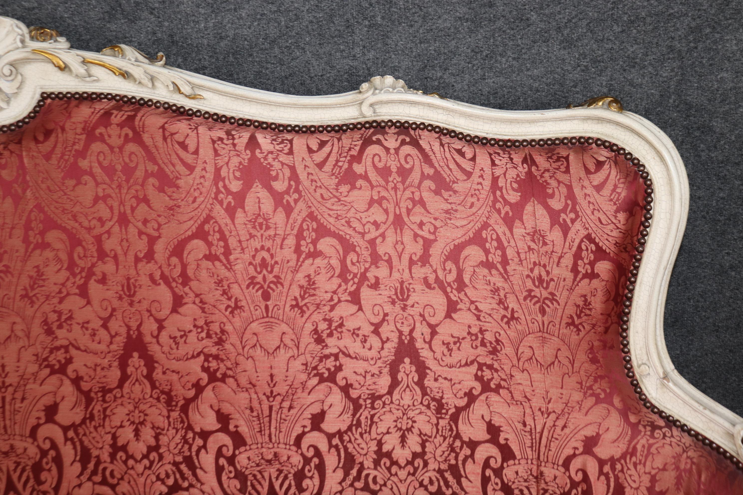 Superbe banquette française Louis XV peinte et tapissée de soie dorée et craquelée en vente 9