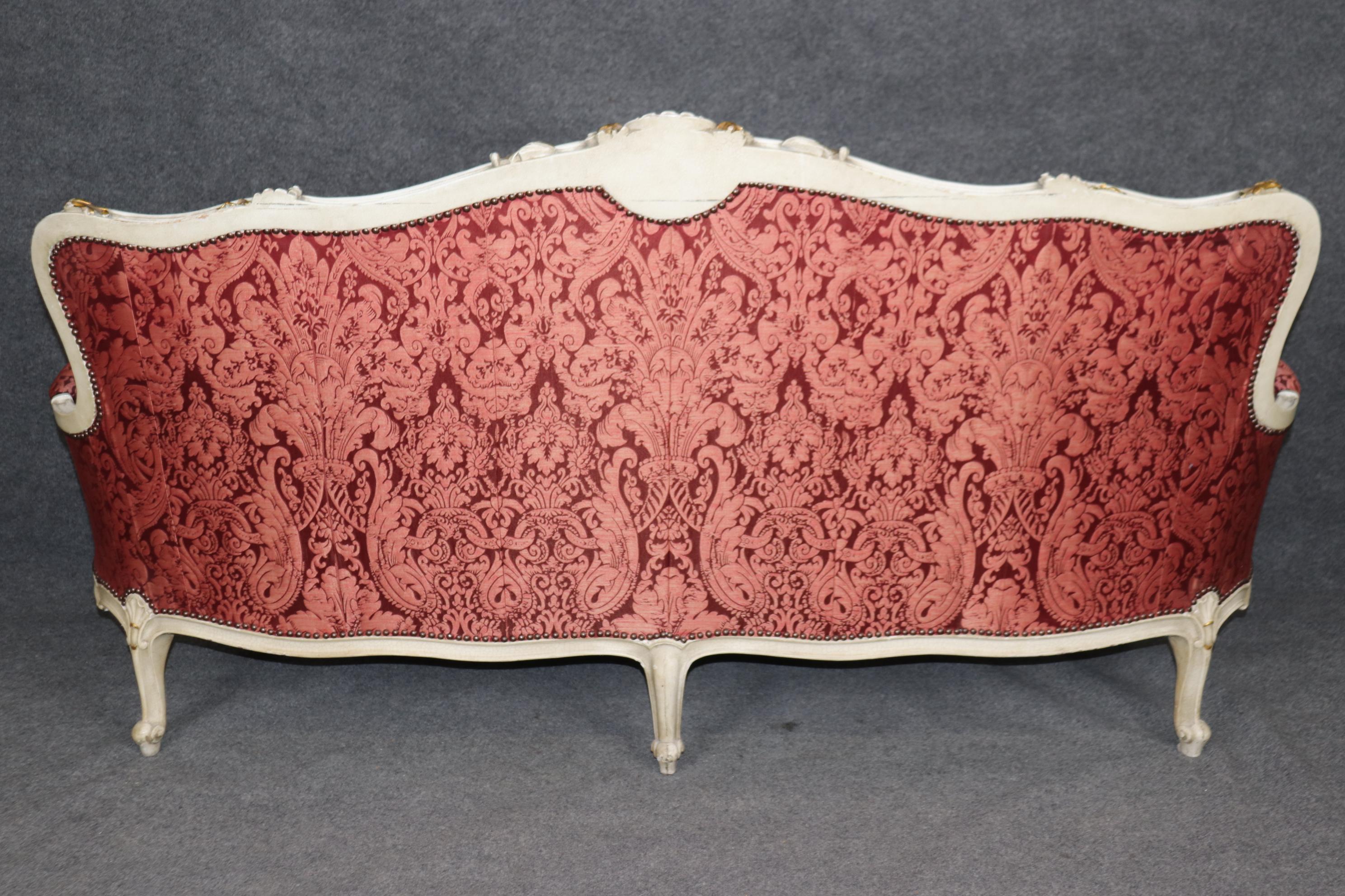 Français Superbe banquette française Louis XV peinte et tapissée de soie dorée et craquelée en vente