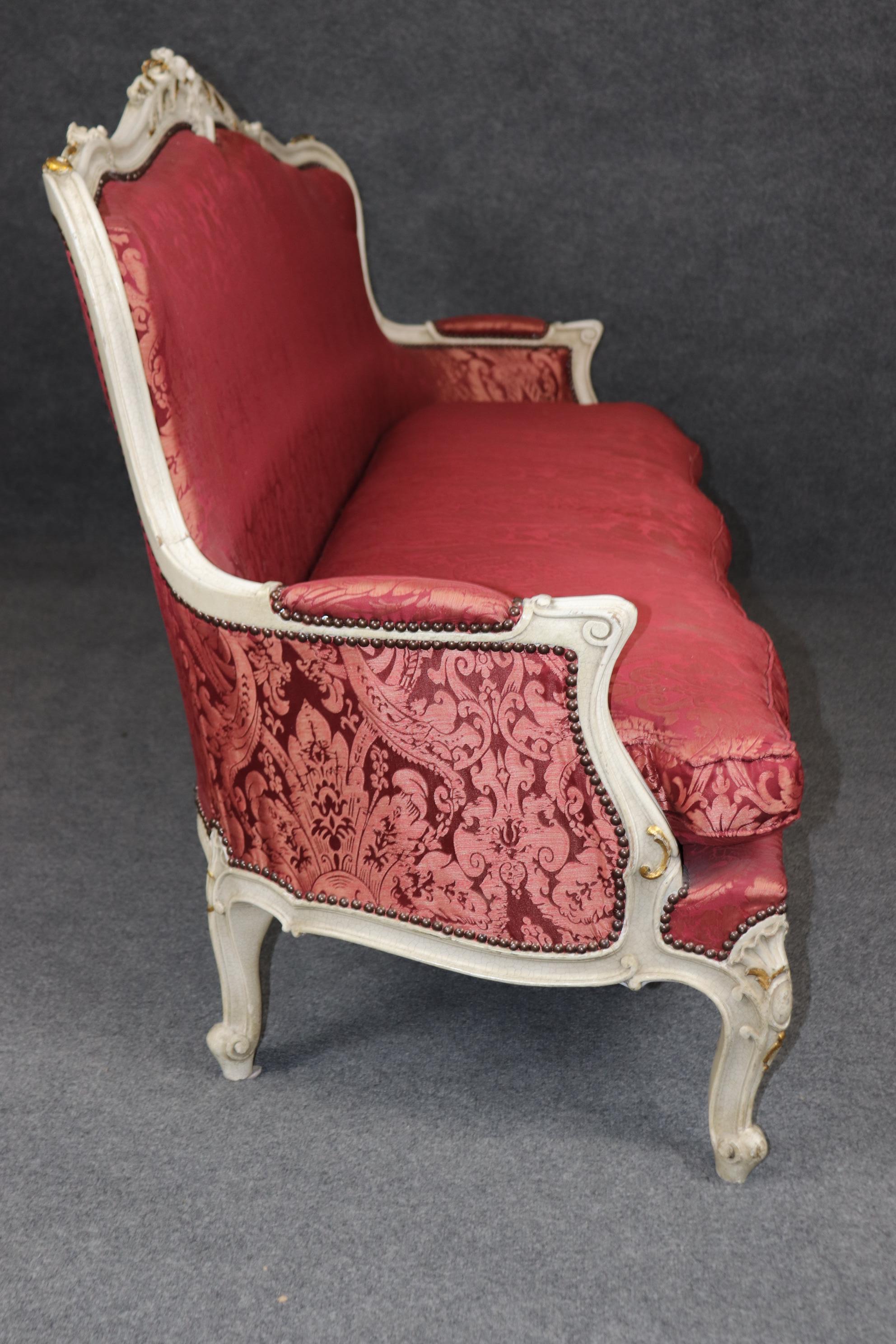 Superbe banquette française Louis XV peinte et tapissée de soie dorée et craquelée Bon état - En vente à Swedesboro, NJ
