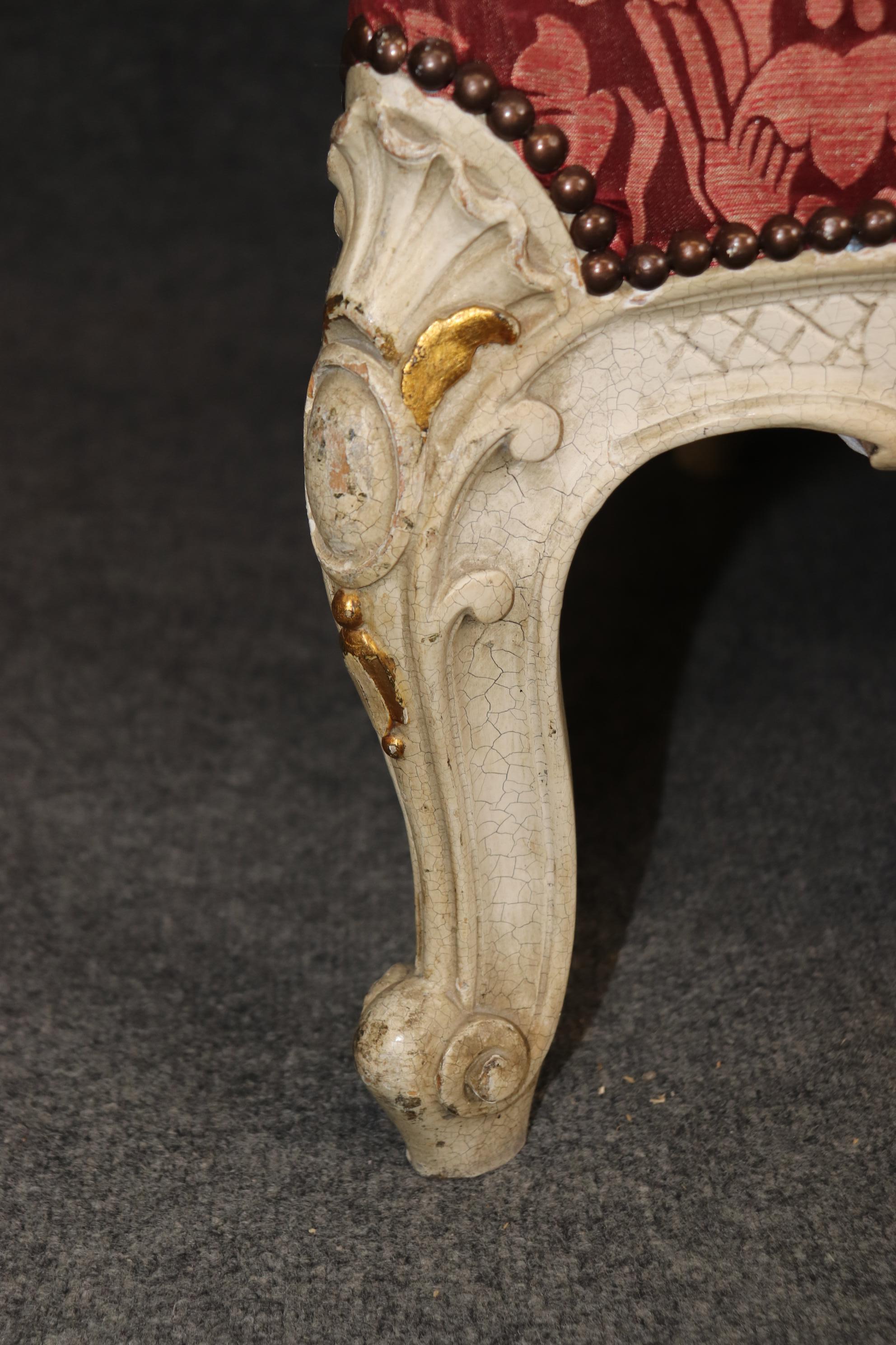 Milieu du XXe siècle Superbe banquette française Louis XV peinte et tapissée de soie dorée et craquelée en vente