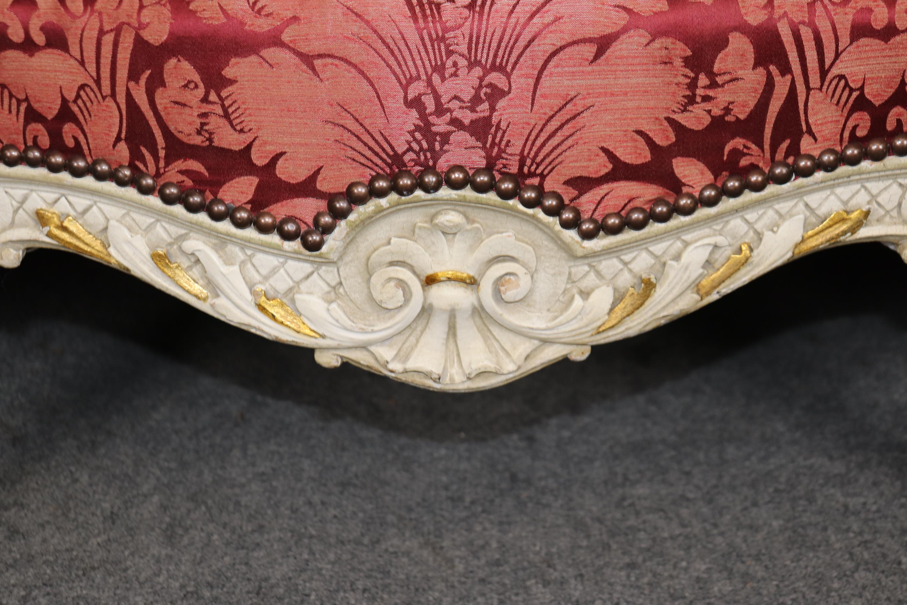 Soie Superbe banquette française Louis XV peinte et tapissée de soie dorée et craquelée en vente