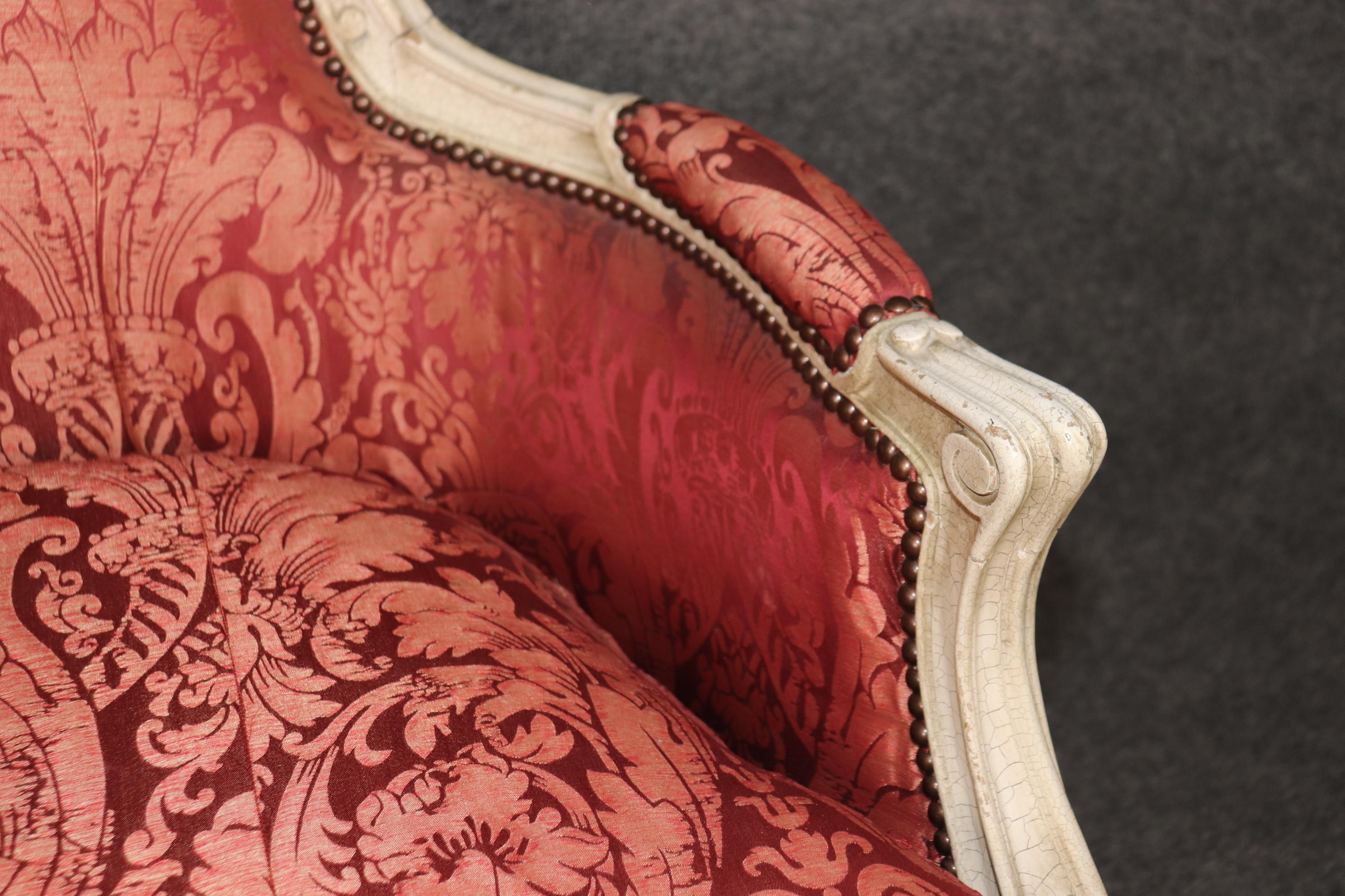 Superbe banquette française Louis XV peinte et tapissée de soie dorée et craquelée en vente 1